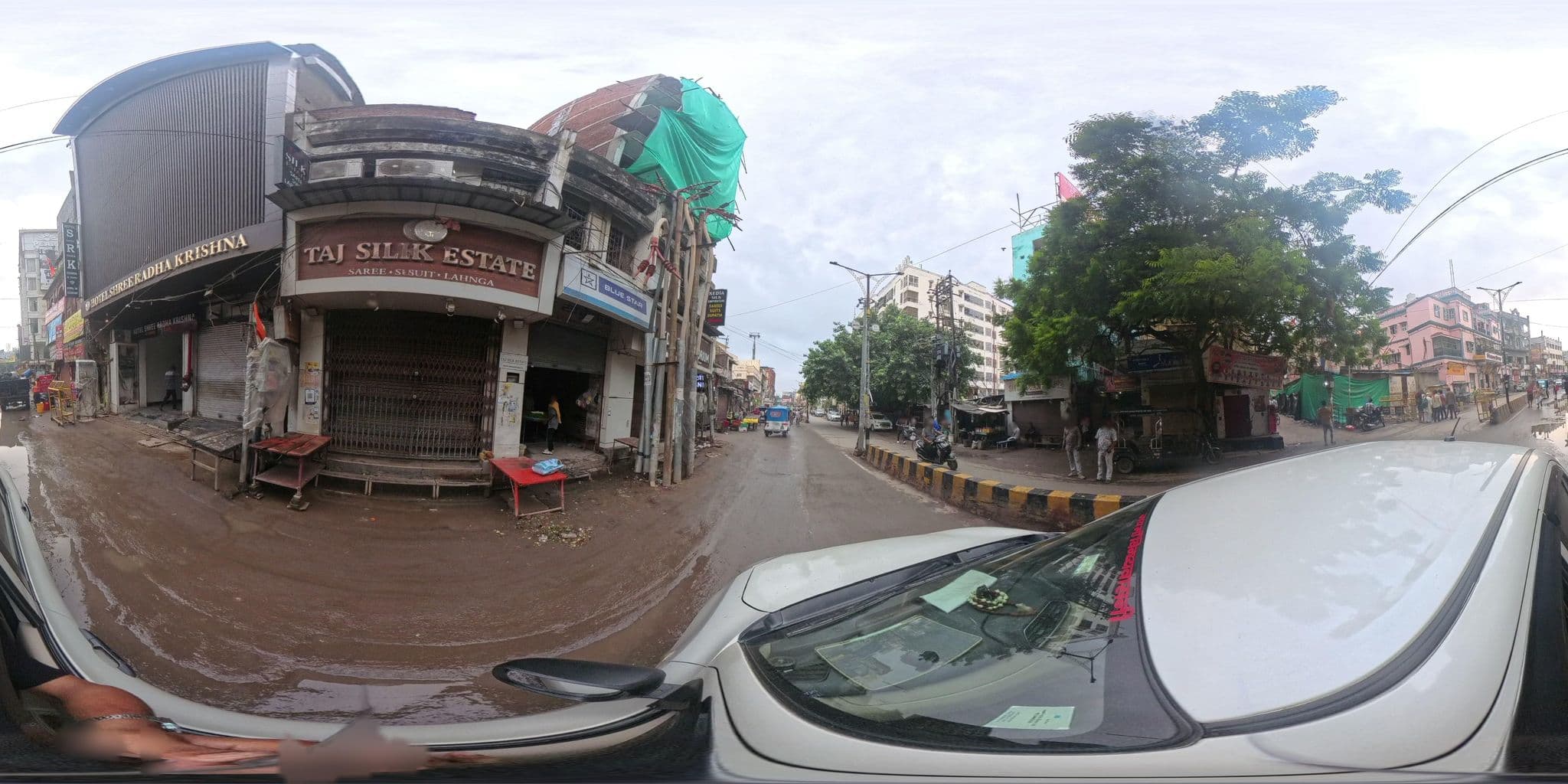 Street view near Pearl Courtyard, Varanasi