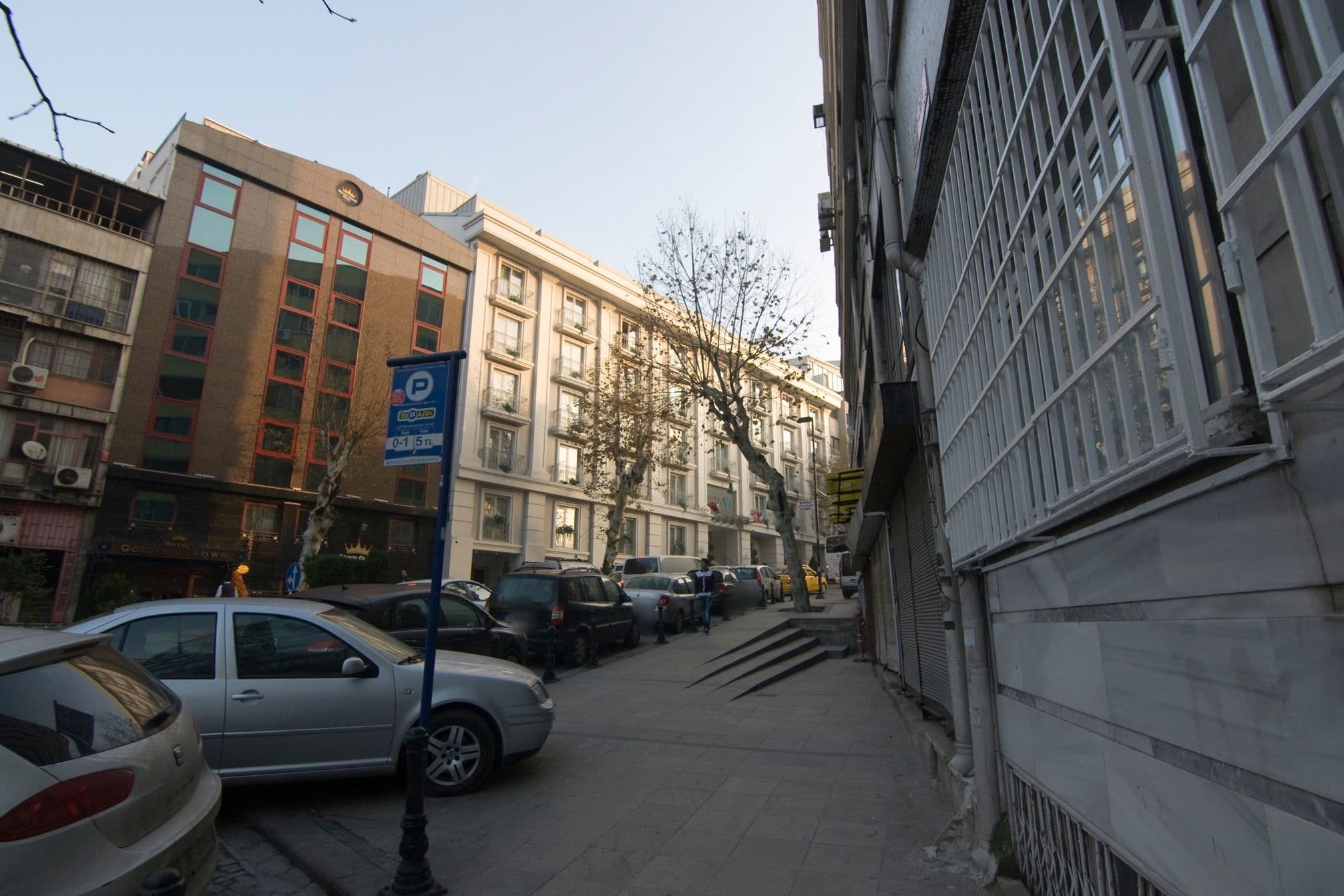 Street view near Santa Hotel, Sultanahmet — © maxim75 (CC BY-SA · Mapillary)