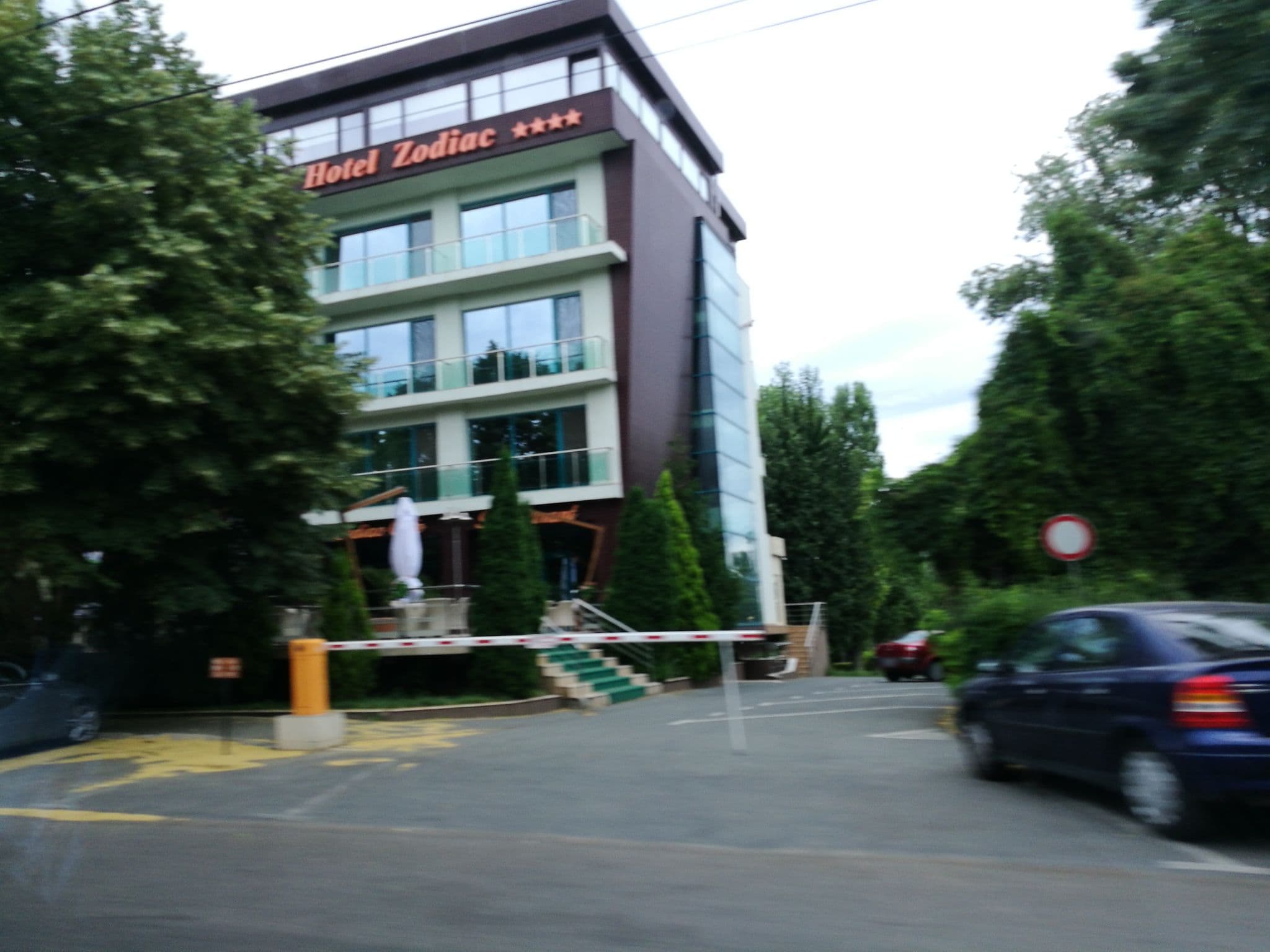 Street view near Hotel Zodiac by Sofra, Palazu Mare