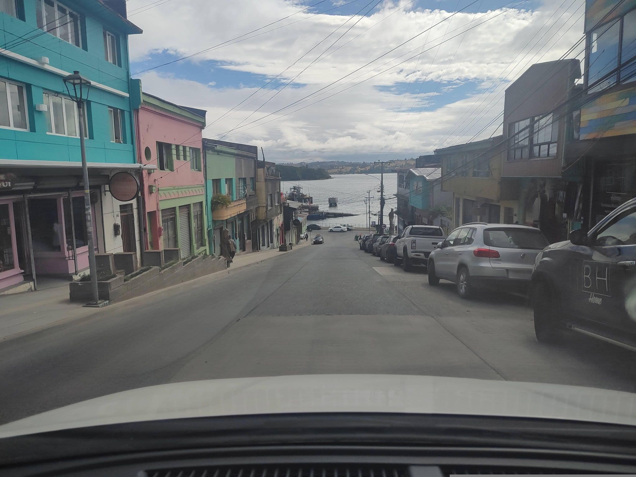 Street view near Hostal Siempre Verde, Castro — © andresduhour (CC BY-SA · Mapillary)