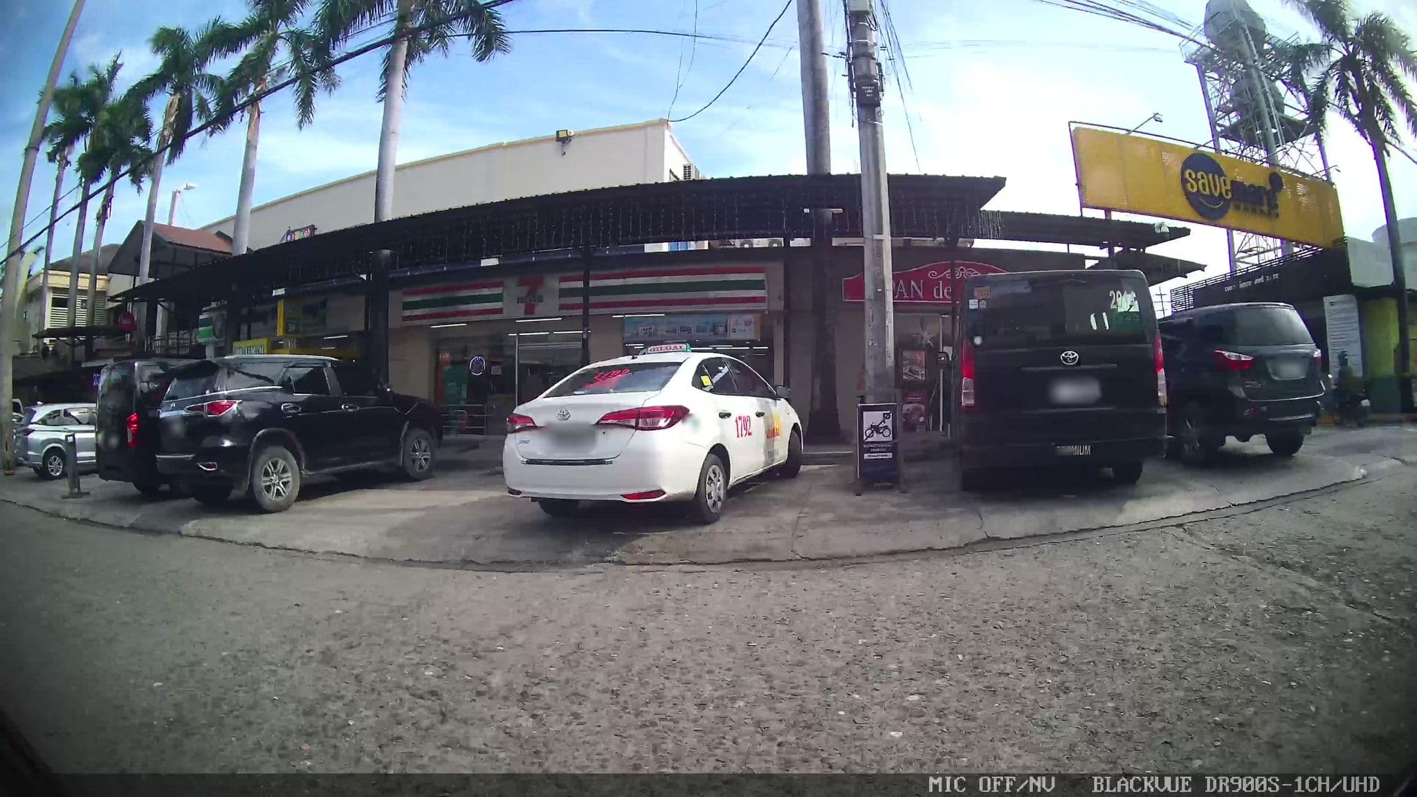 Street view near Travelbee Airport Inn, Lapu-Lapu City — © Kaart---LEFT (CC BY-SA · Mapillary)