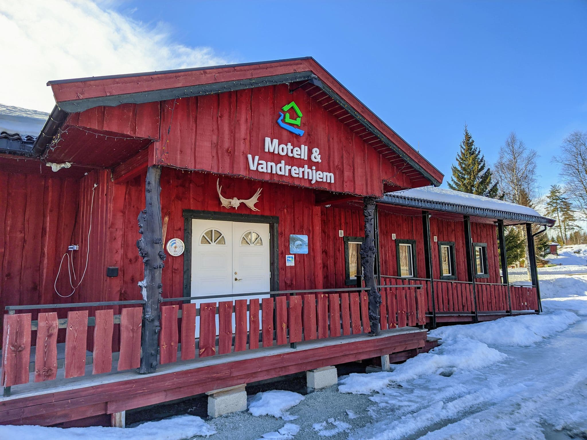Street view near Motell & Vandrerhjem, Innbygda — © km2bp (CC BY-SA · Mapillary)