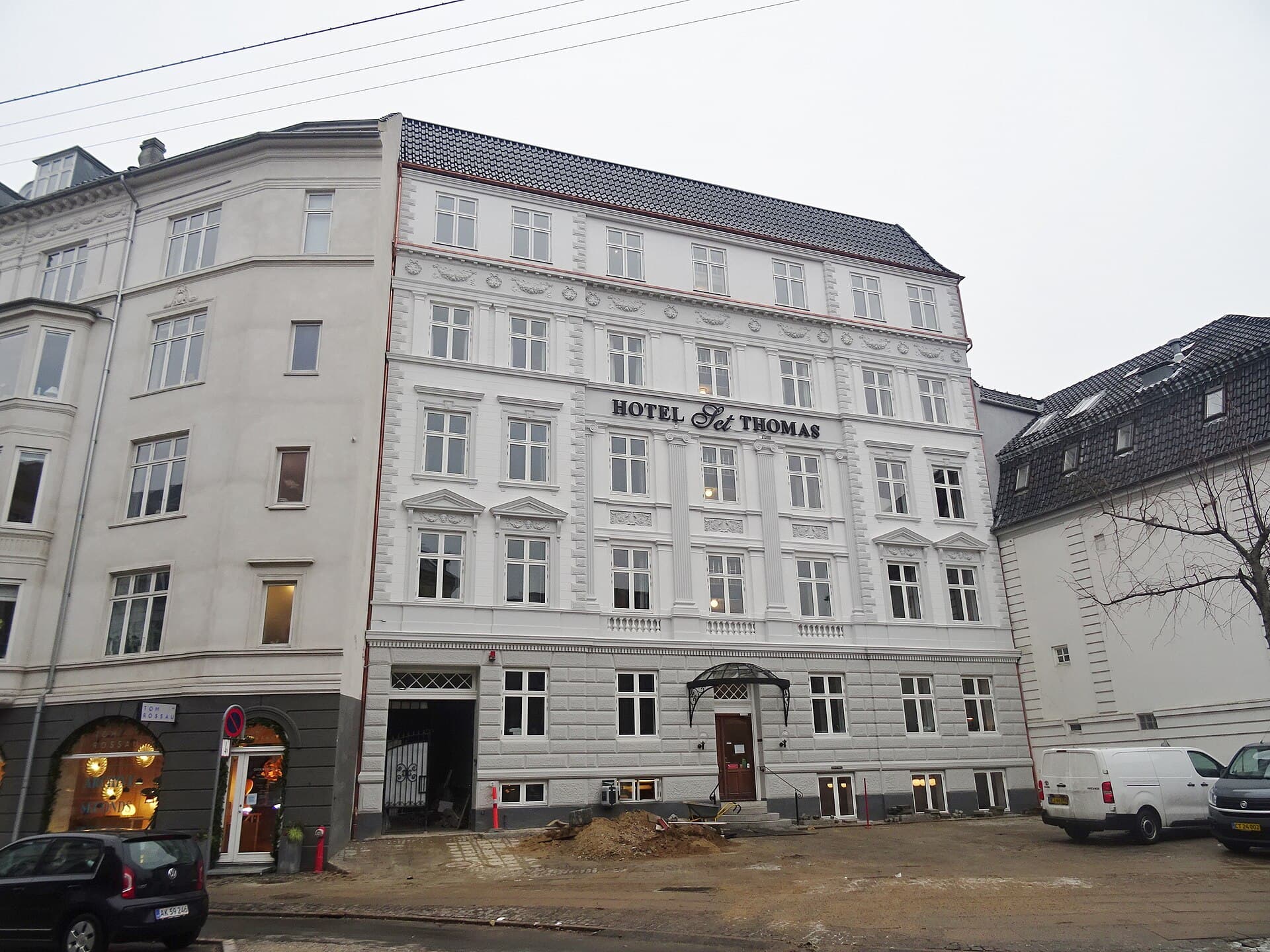 Hotel Sct. Thomas (via Wikimedia Commons, CC BY-SA 4.0)