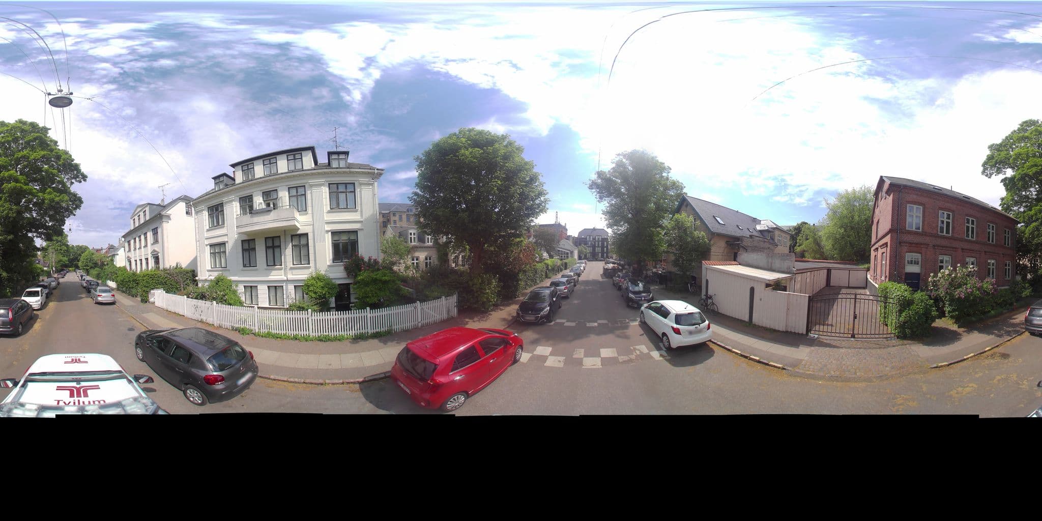 Street view near Rooms in quiet white villa apartment Hortensiavej 8 on Frederiksberg C, Frederiksberg — © gisfrb (CC BY-SA · Mapillary)
