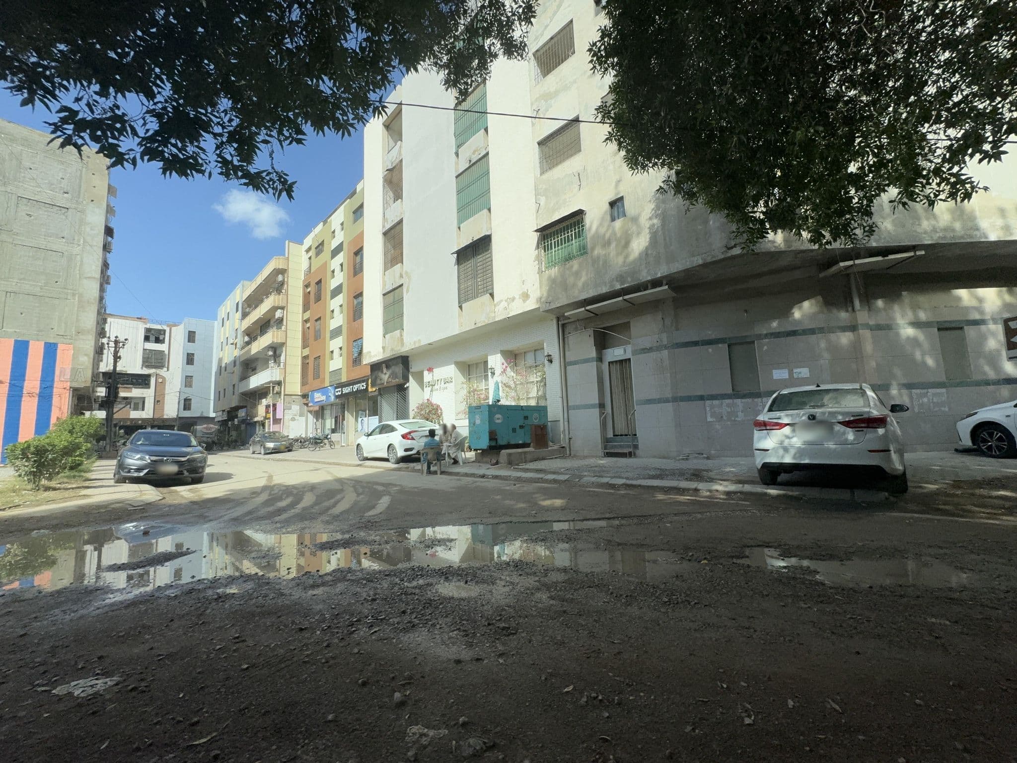 Street view near Orchid Inn by WI, Pakistan Employees Cooperative Housing Society — © Smaz (CC BY-SA · Mapillary)