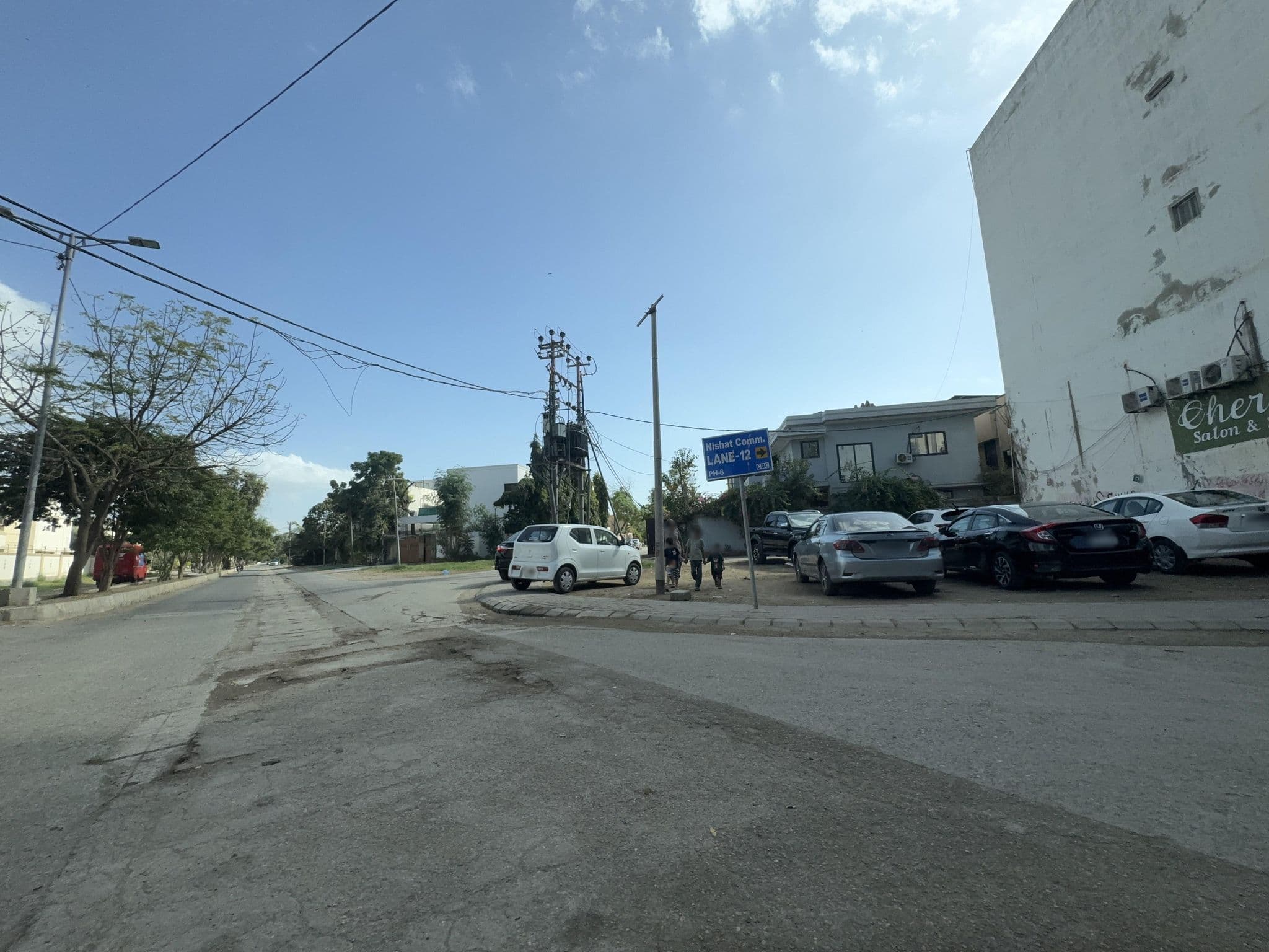 Street view near Four Squares by WI, Pakistan Employees Cooperative Housing Society — © Smaz (CC BY-SA · Mapillary)