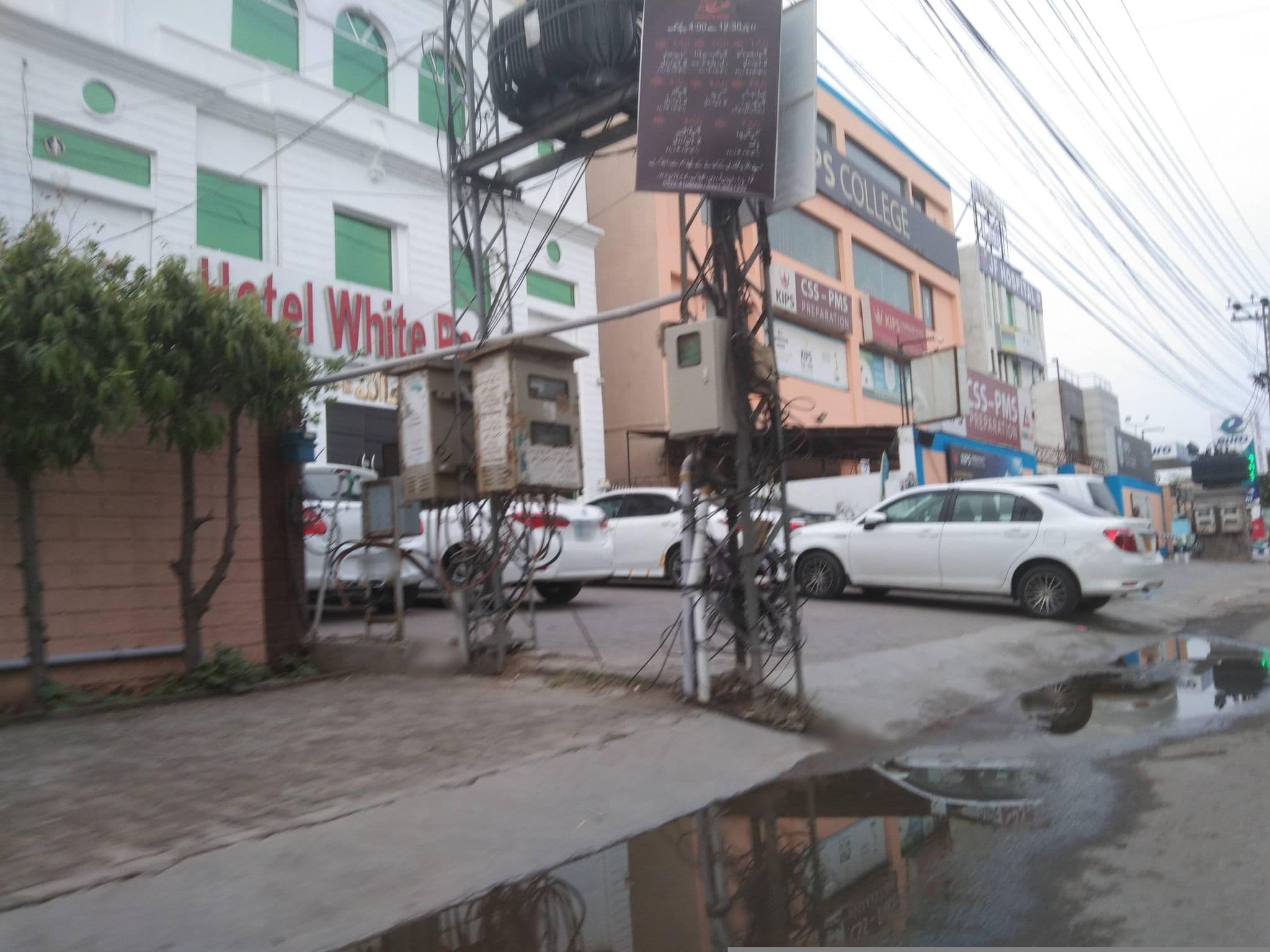 Street view near Hotel White Pearl, Model Town — © alihamza (CC BY-SA · Mapillary)