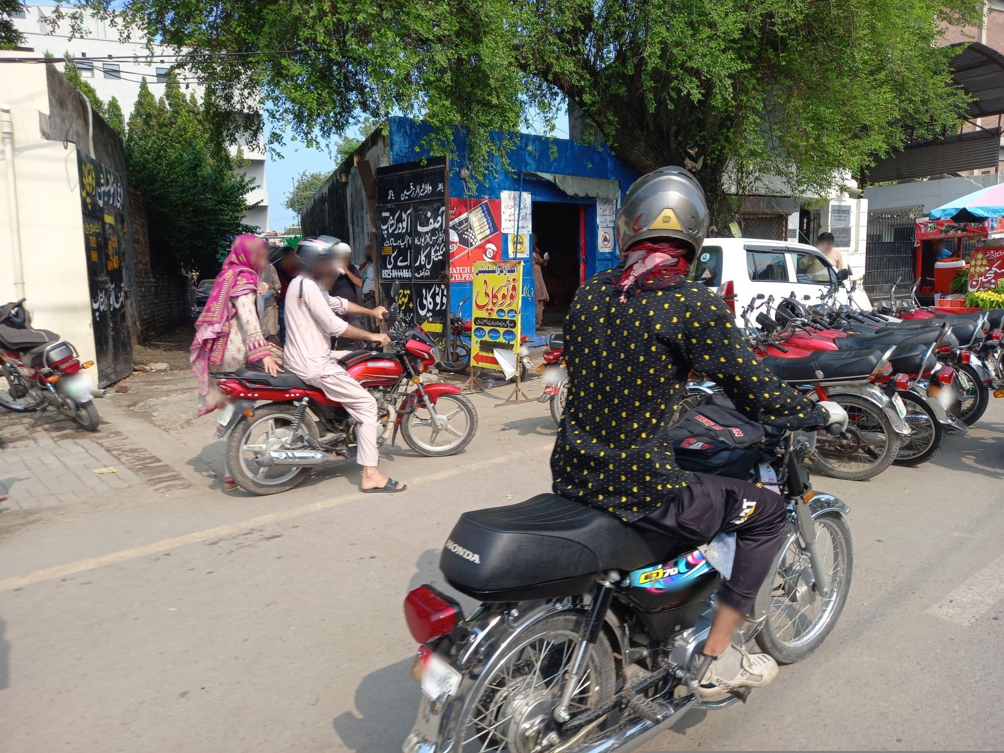 Street view near Girls hostel, Lahore — © hamzajutt (CC BY-SA · Mapillary)