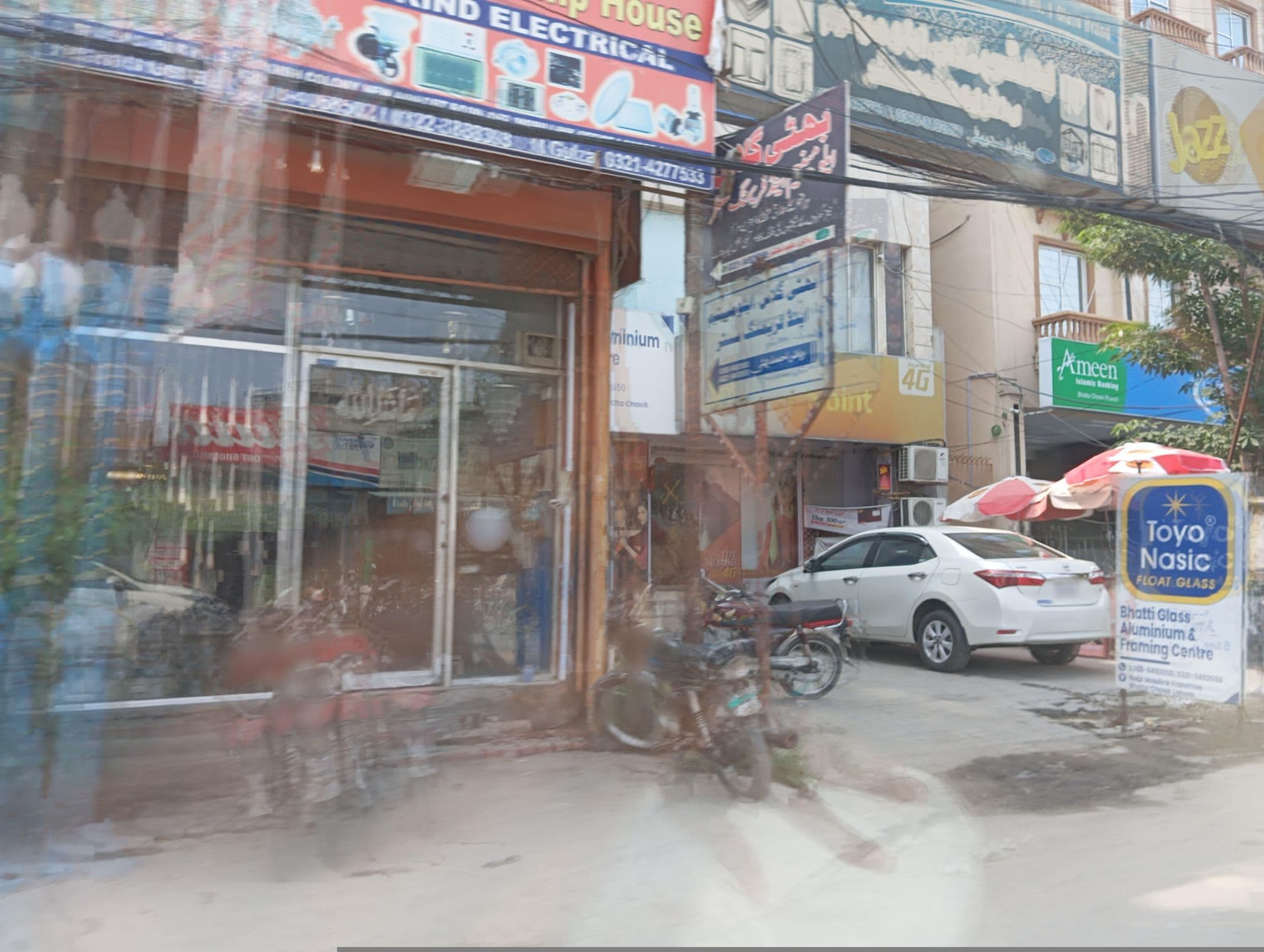 Street view near Hayat Lodges, Model Town — © uvii905 (CC BY-SA · Mapillary)