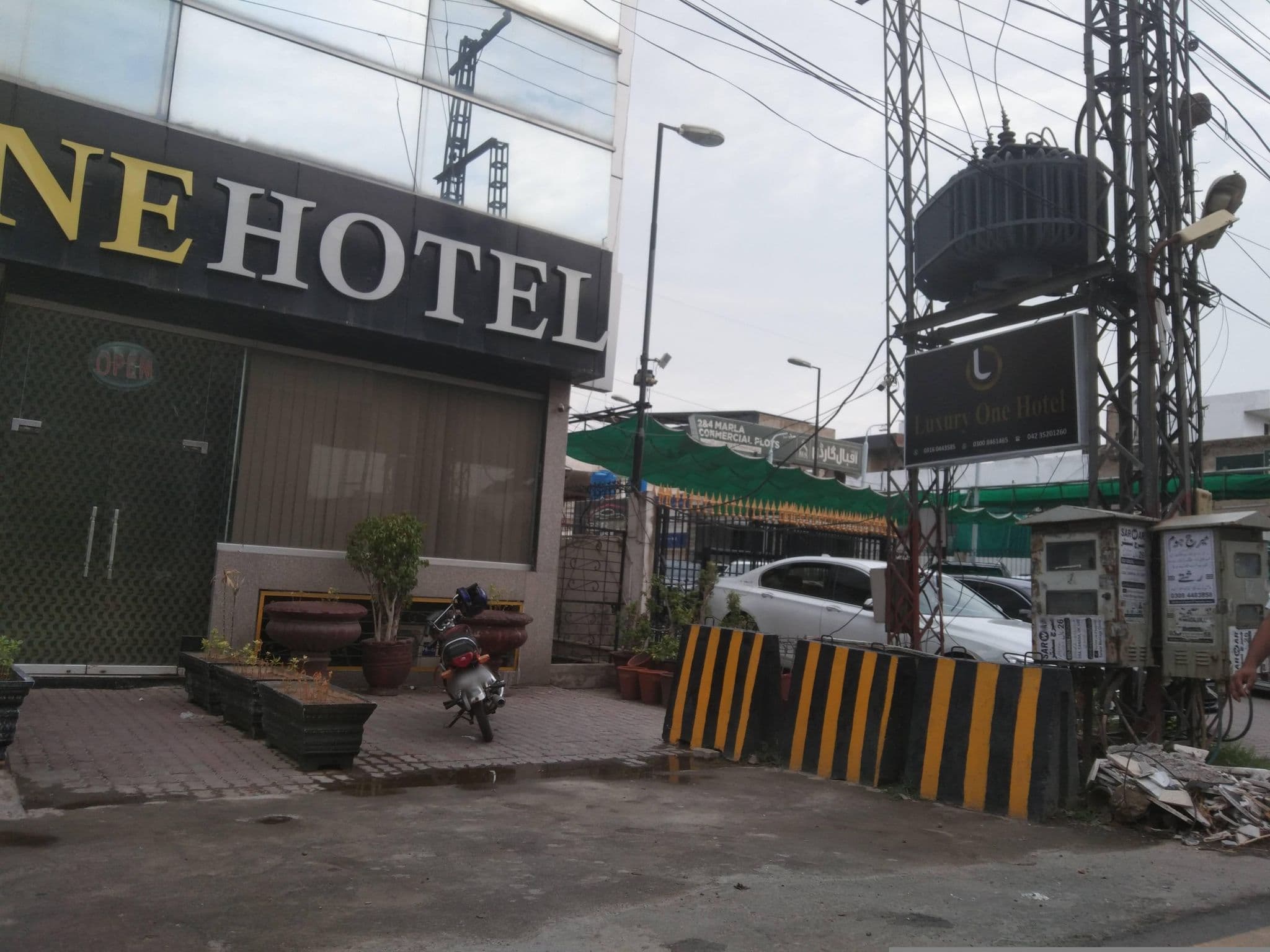 Street view near Luxury One Hotel Lahore, Model Town — © alihamza (CC BY-SA · Mapillary)