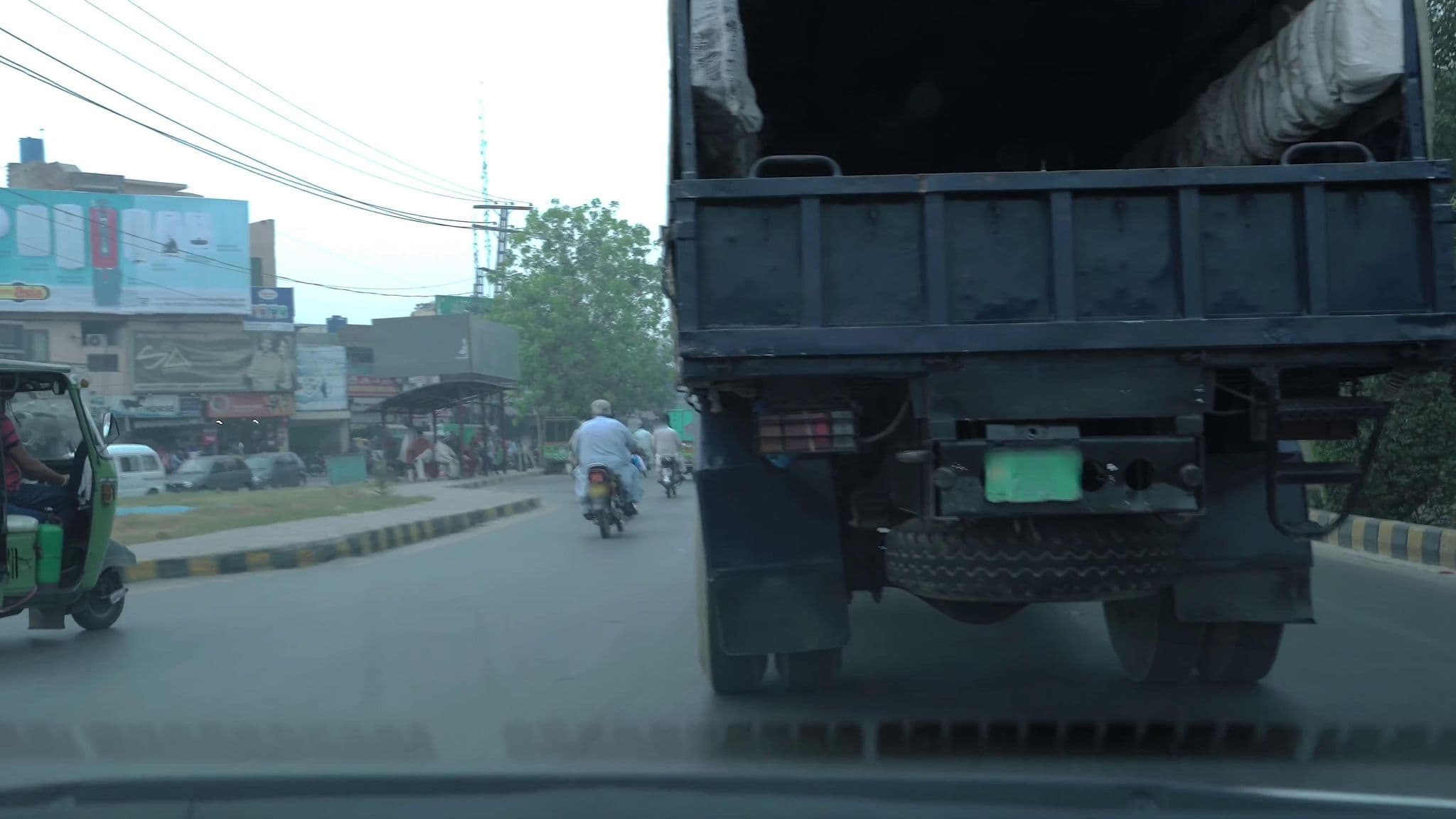 Street view near Lahore Luxe Family Couple Guest House, Model Town — © cut (CC BY-SA · Mapillary)