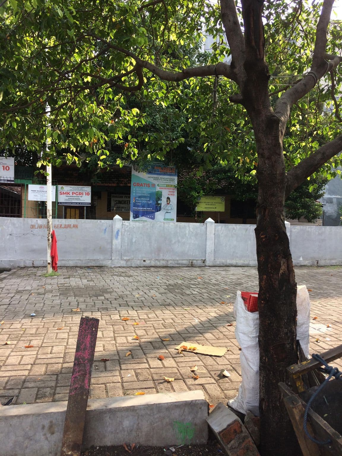 Street view near Autumn Living Hotel Kapsul Simokerto, Surabaya — © maphunter_id (CC BY-SA · Mapillary)
