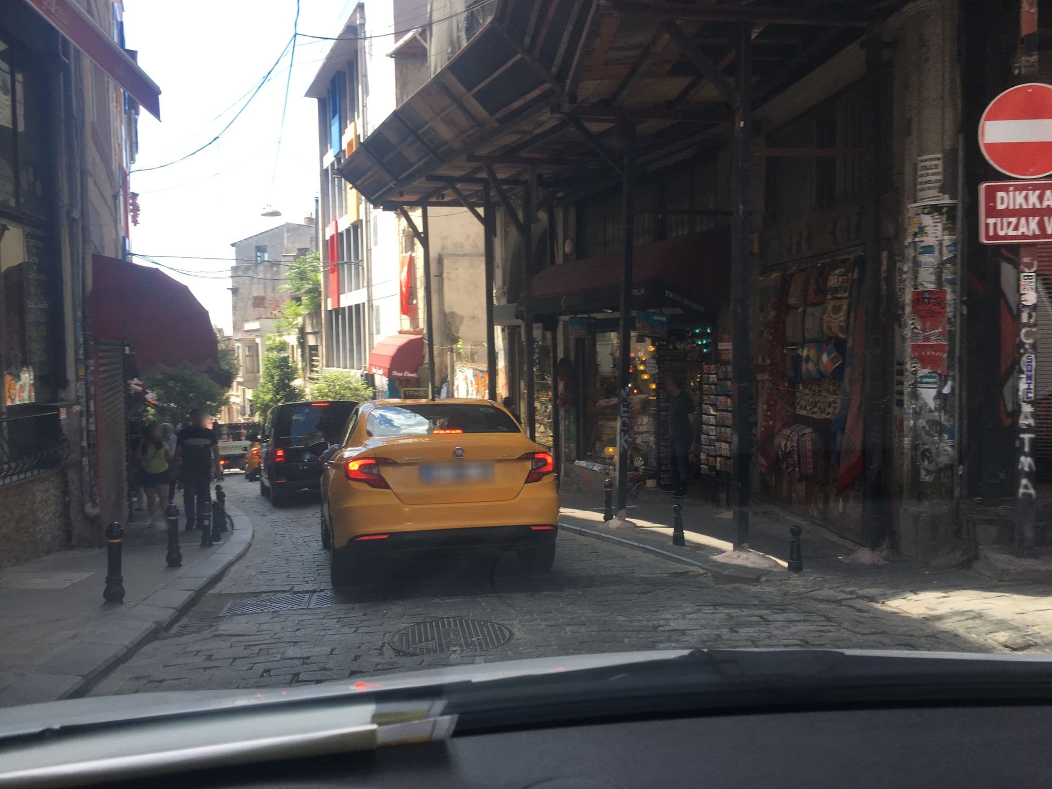 Street view near Meroddi Barnathan Hotel, Eminönü — © myusufuyan (CC BY-SA · Mapillary)