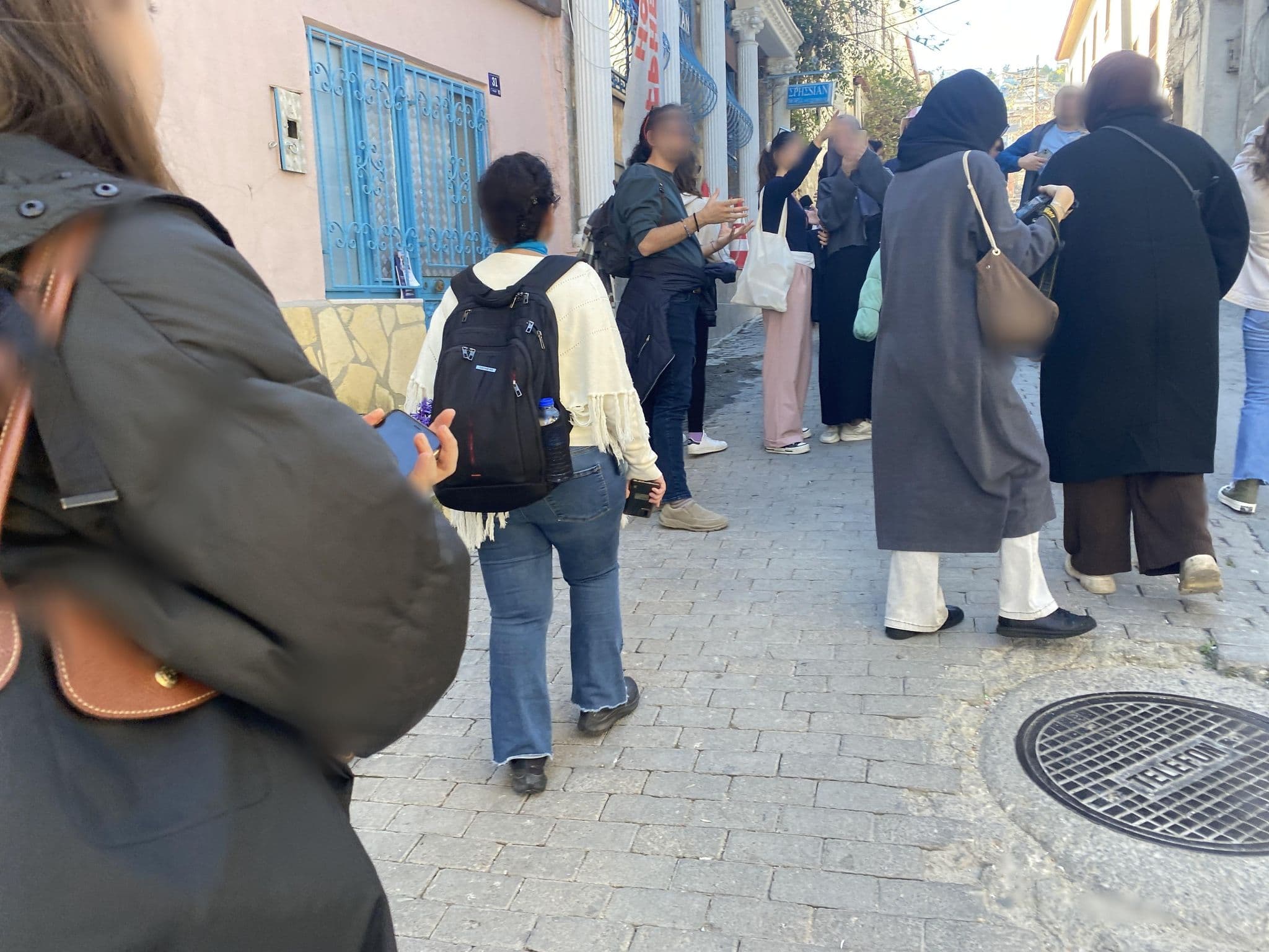 Street view near KUSADASI EFESİAN HOTEL, Kuşadası — © crnyrngvn (CC BY-SA · Mapillary)