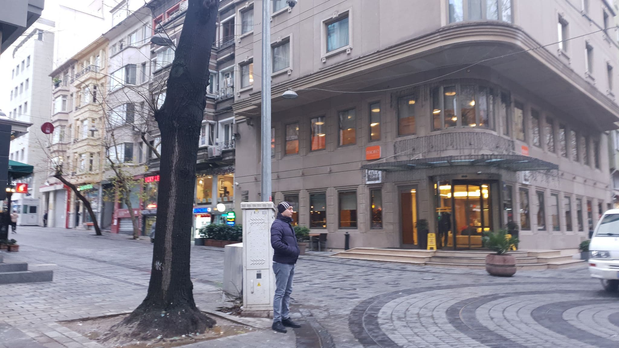 Street view near Midtown Hotel İstanbul, Şişli — © nkirkowa (CC BY-SA · Mapillary)