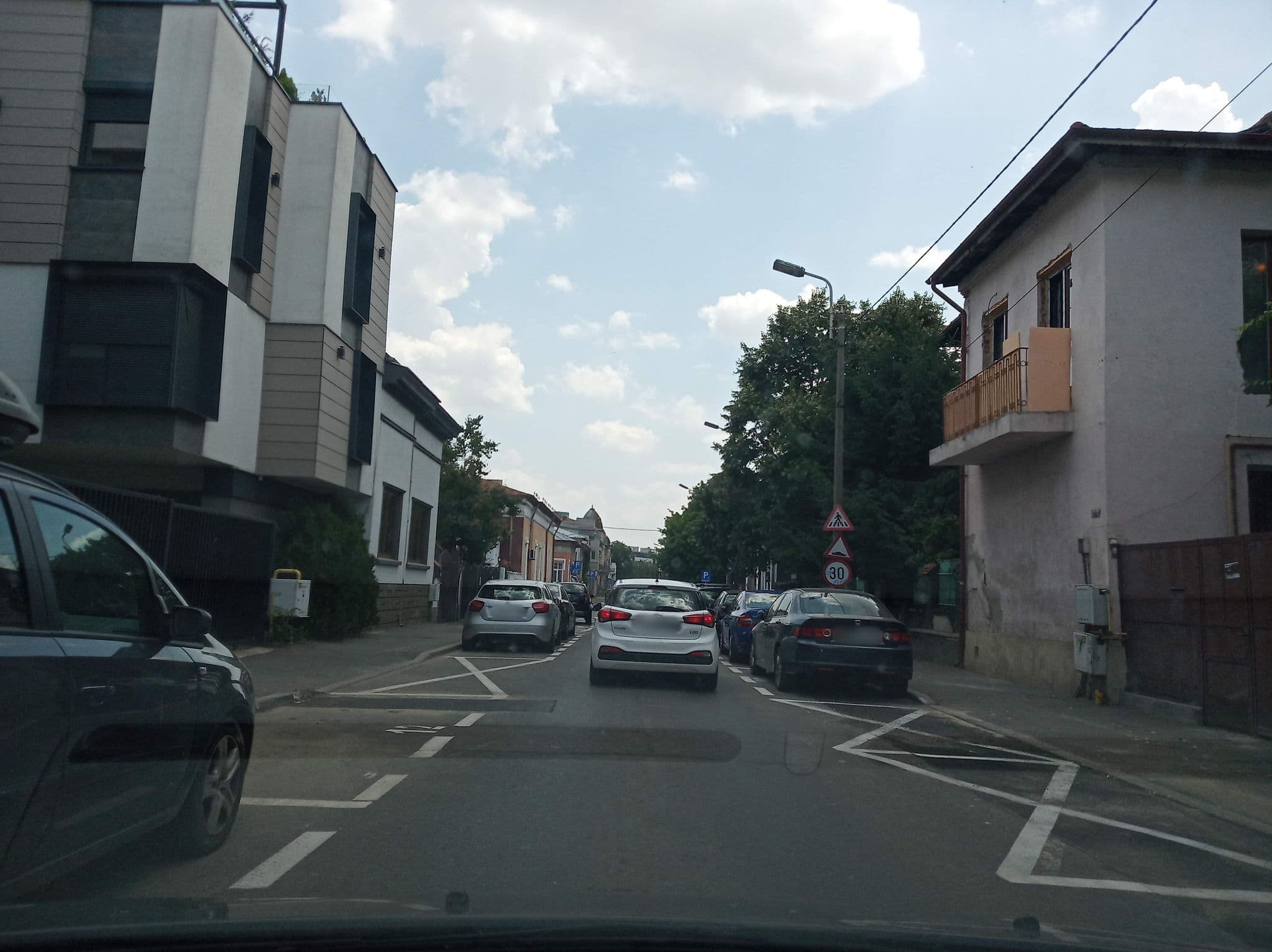 Street view near Little Bucharest Mansion Palatul Parlamentului, Bucharest — © tavi (CC BY-SA · Mapillary)