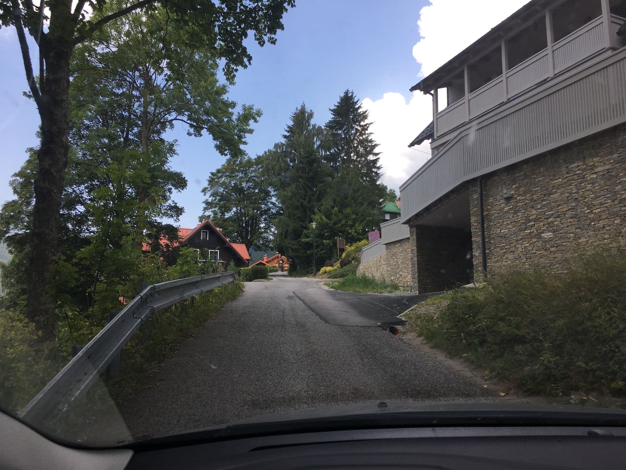 Street view near apartmány valon in Špindlerův Mlýn, Czechia, Špindlerův Mlýn — © bejotel (CC BY-SA · Mapillary)