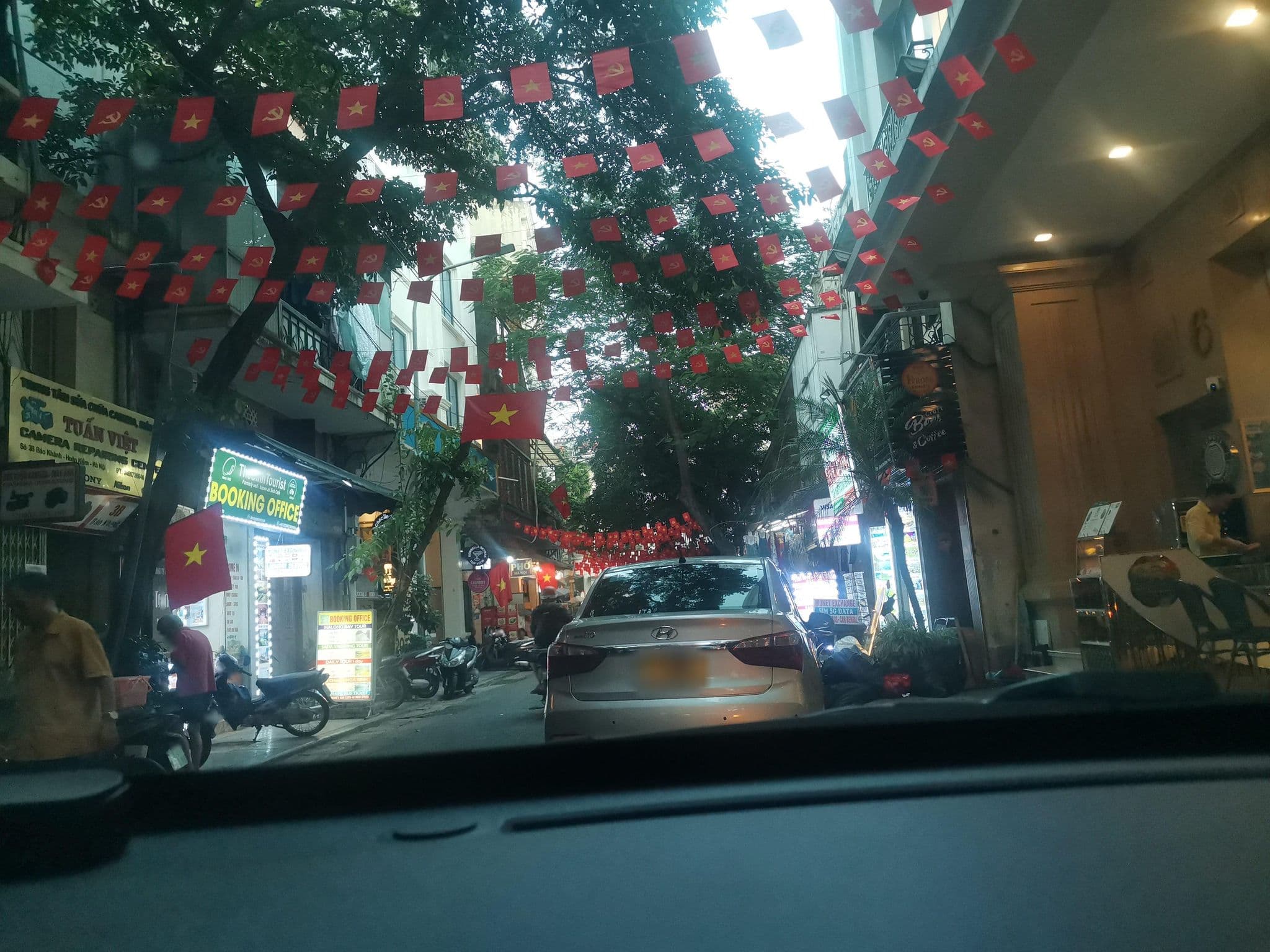 Street view near Bonsella Hotel, Hoàn Kiếm — © hn_left_2 (CC BY-SA · Mapillary)