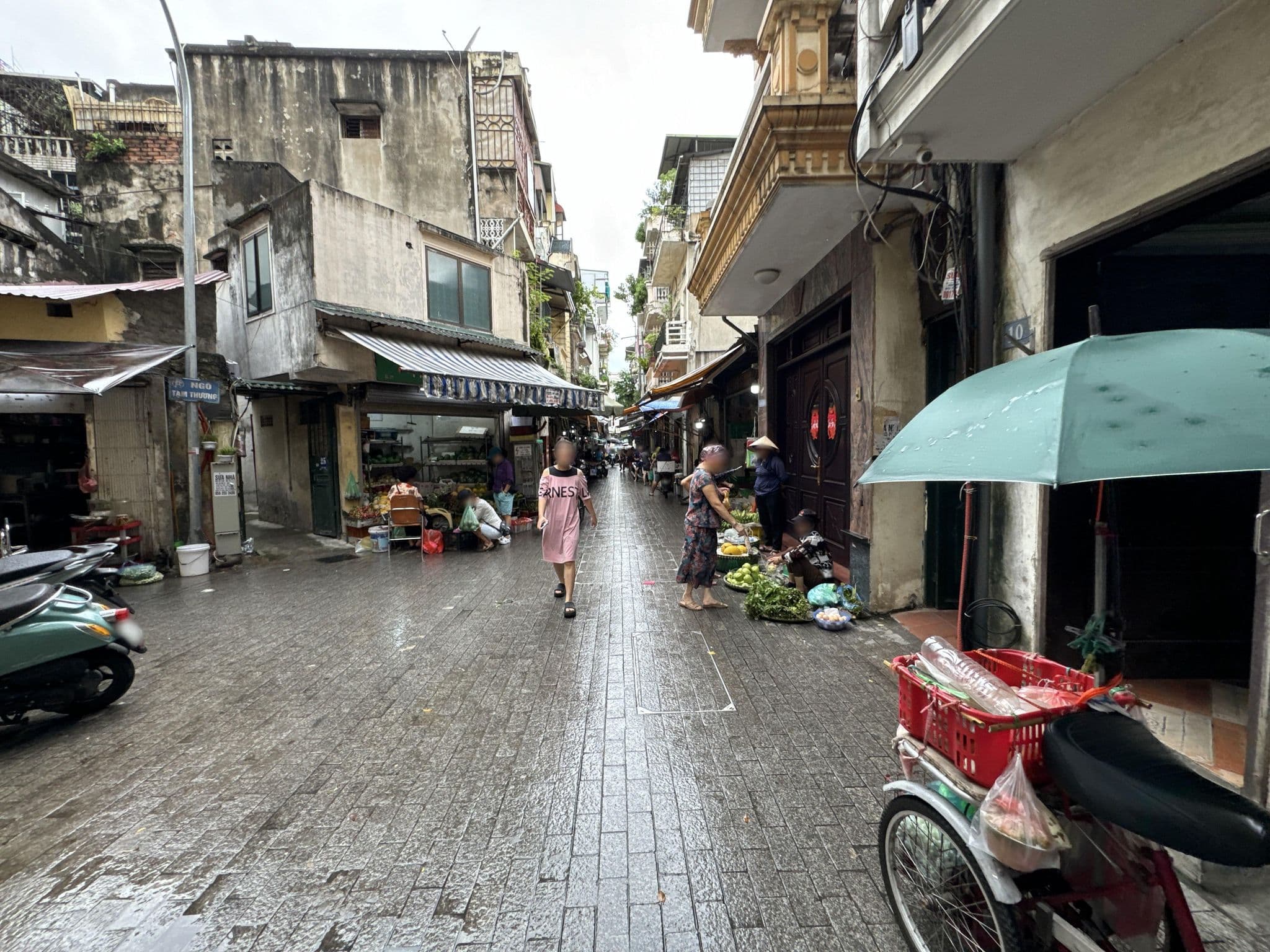 Street view near Silk Flower Hotel & Spa, Hoàn Kiếm — © filipb (CC BY-SA · Mapillary)