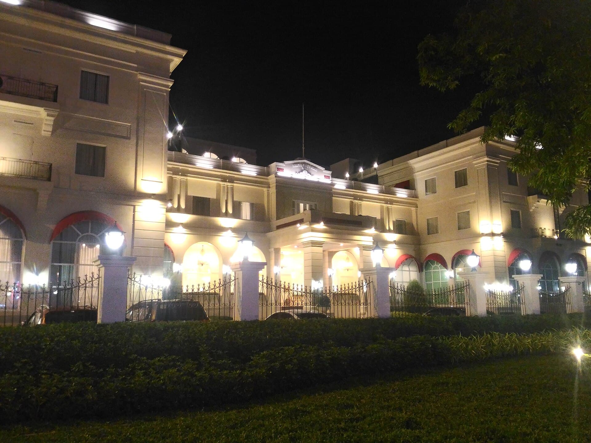Rizal Park Hotel (via Wikimedia Commons, CC BY-SA 4.0)