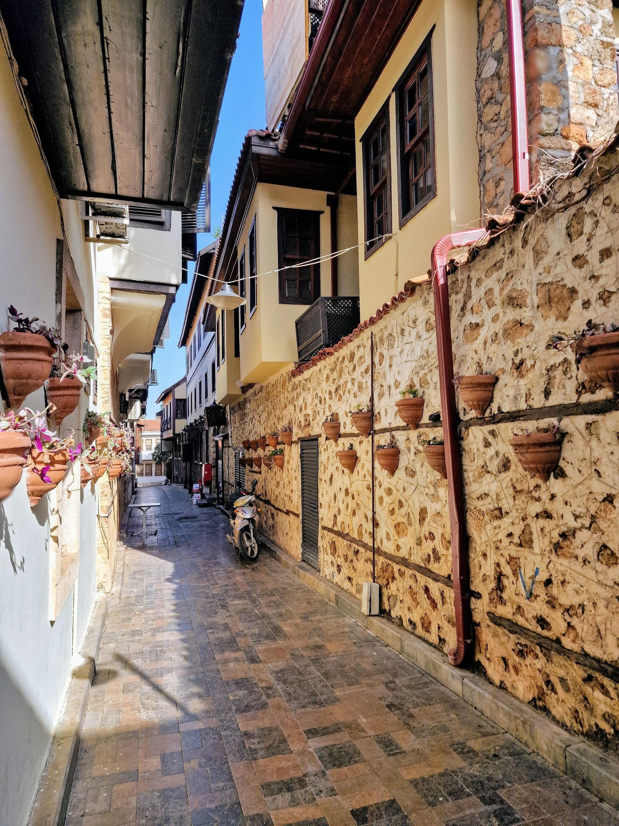 Street view near Alp Paşa Hotel - Special Class, Antalya — © km2bp (CC BY-SA · Mapillary)
