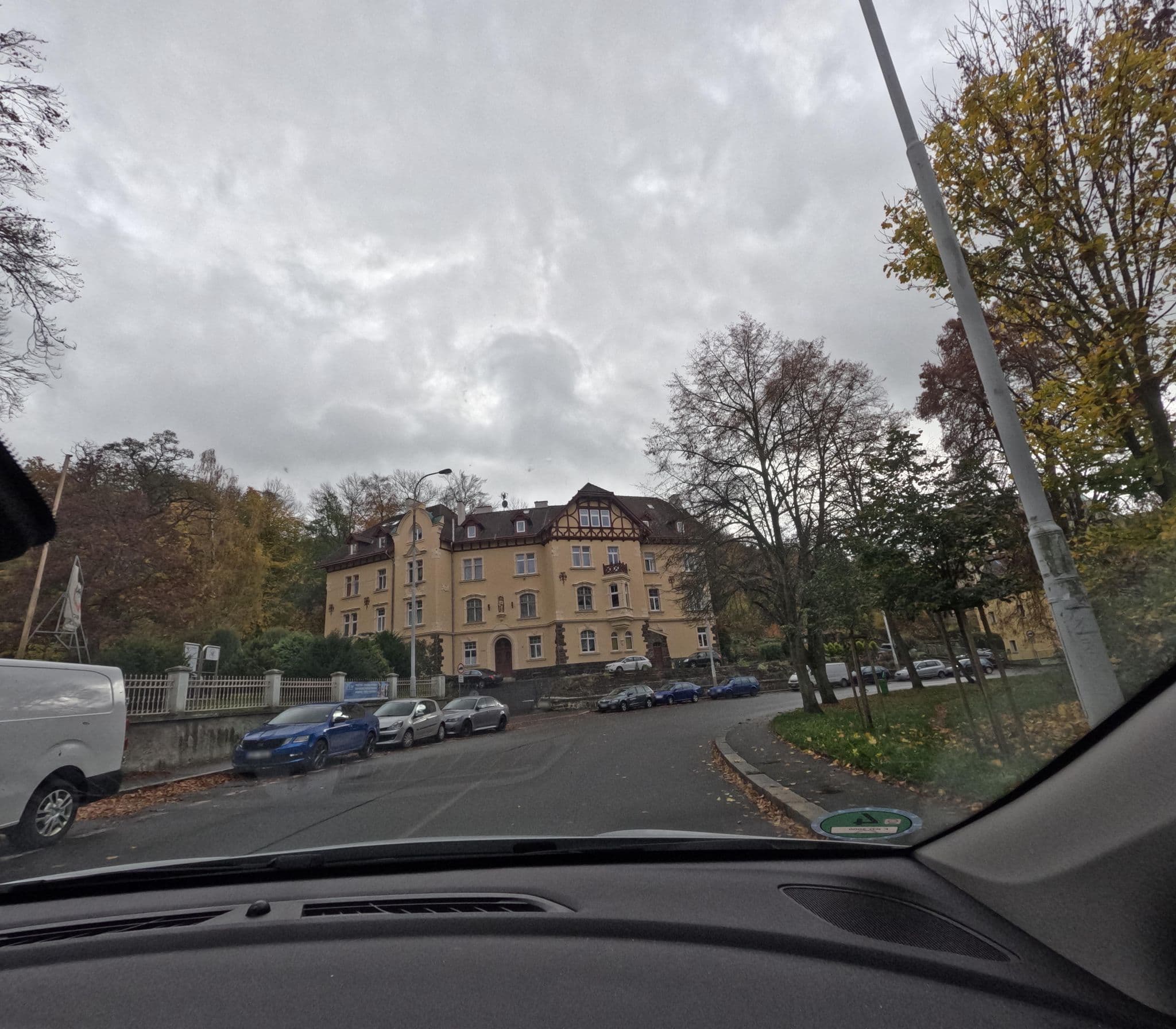 Street view near Villa Leopold - apartmánový dům, Karlovy Vary — © chuck (CC BY-SA · Mapillary)
