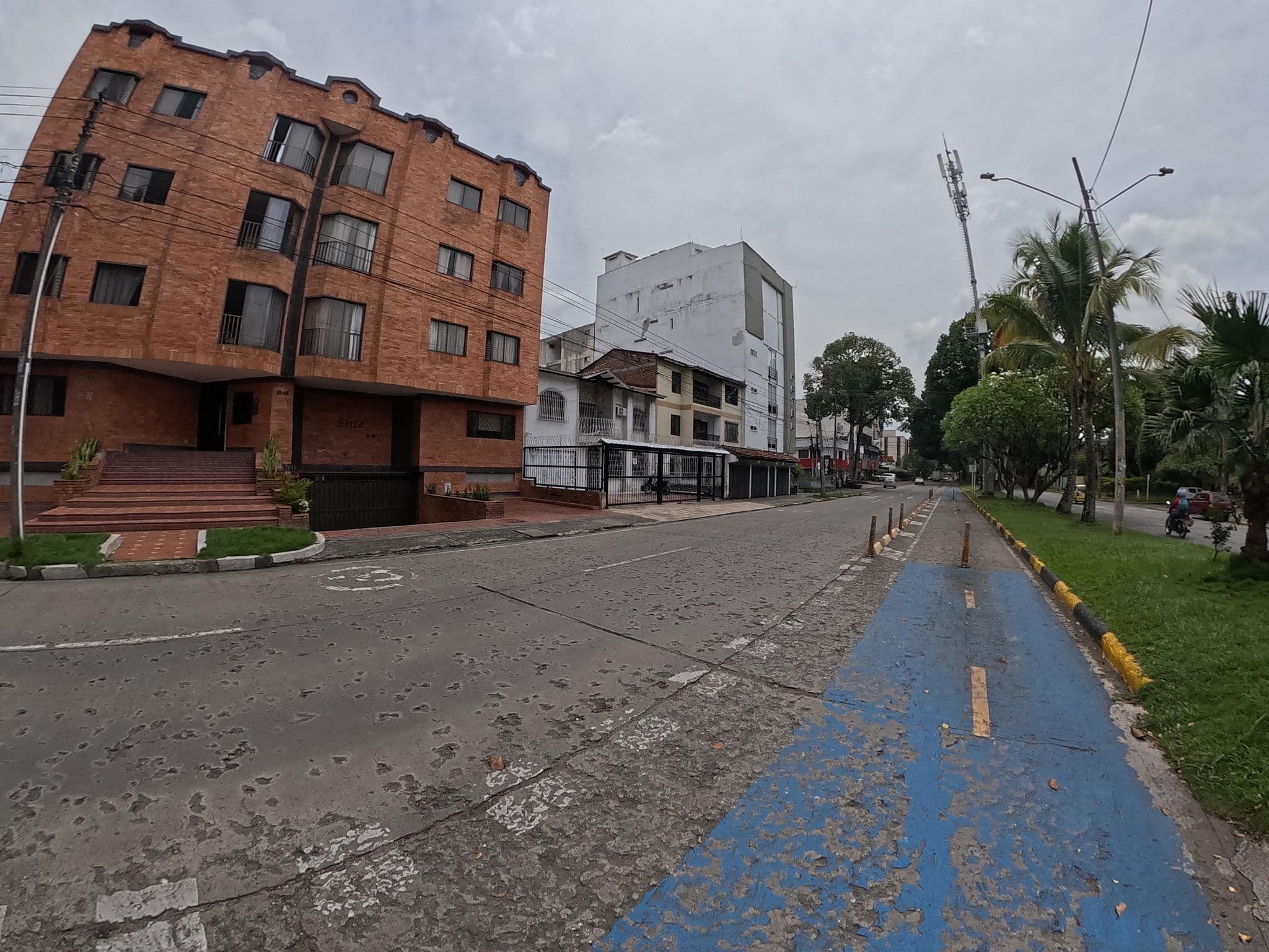 Street view near Hotel El Alba, Cali — © christiancasa (CC BY-SA · Mapillary)