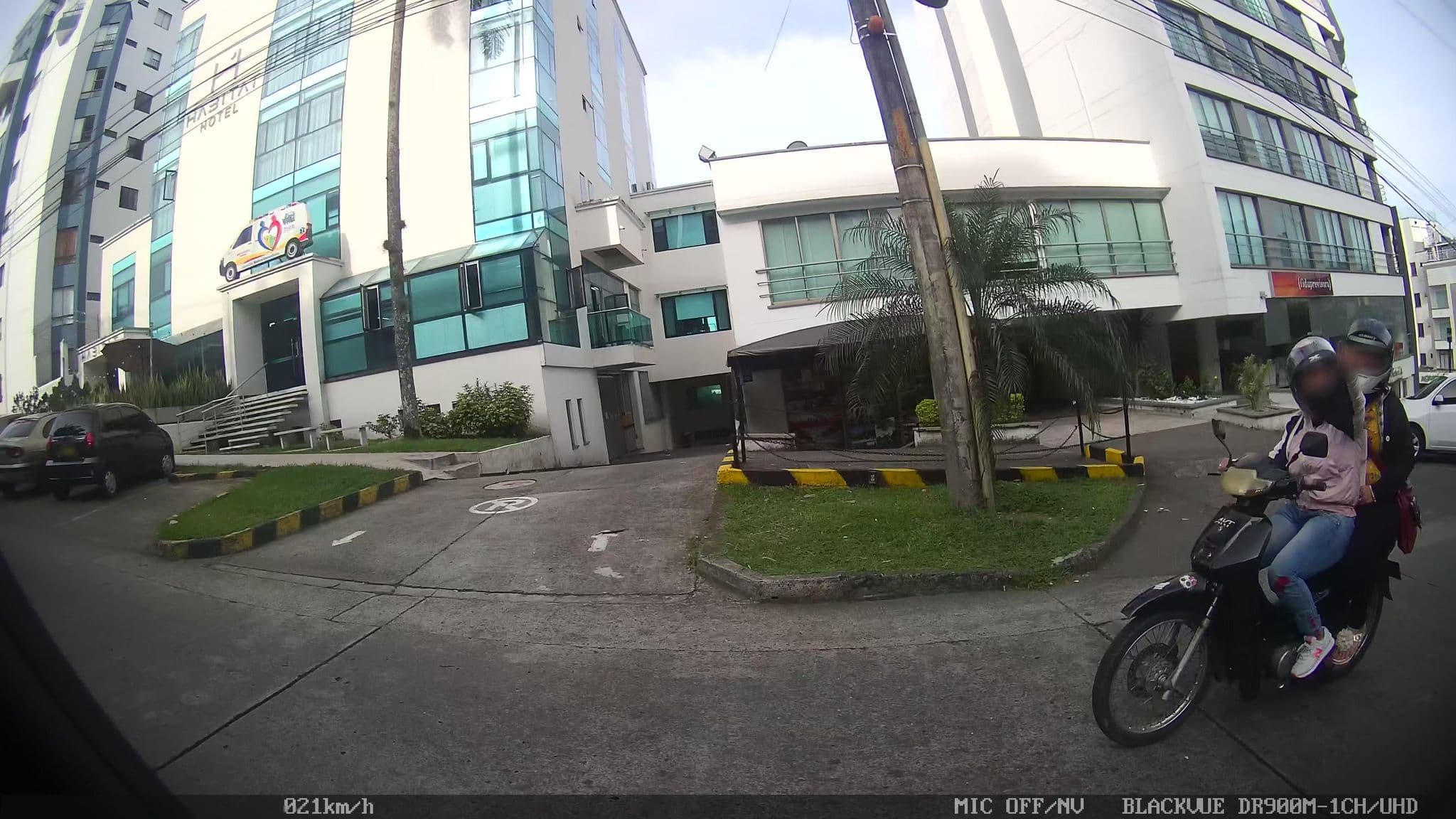 Street view near Habitat Suites Hotel, Pereira — © kaart_2 (CC BY-SA · Mapillary)