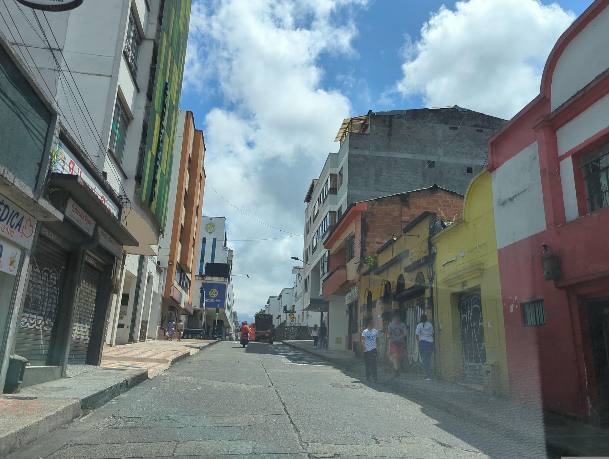 Street view near Dam Hotel Pereira, Pereira — © maplarry (CC BY-SA · Mapillary)