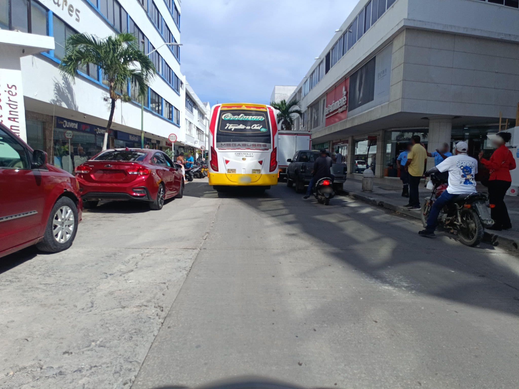 Street view near Hotel Sol Caribe San Andres, San Andrés — © bluealmondhostel (CC BY-SA · Mapillary)
