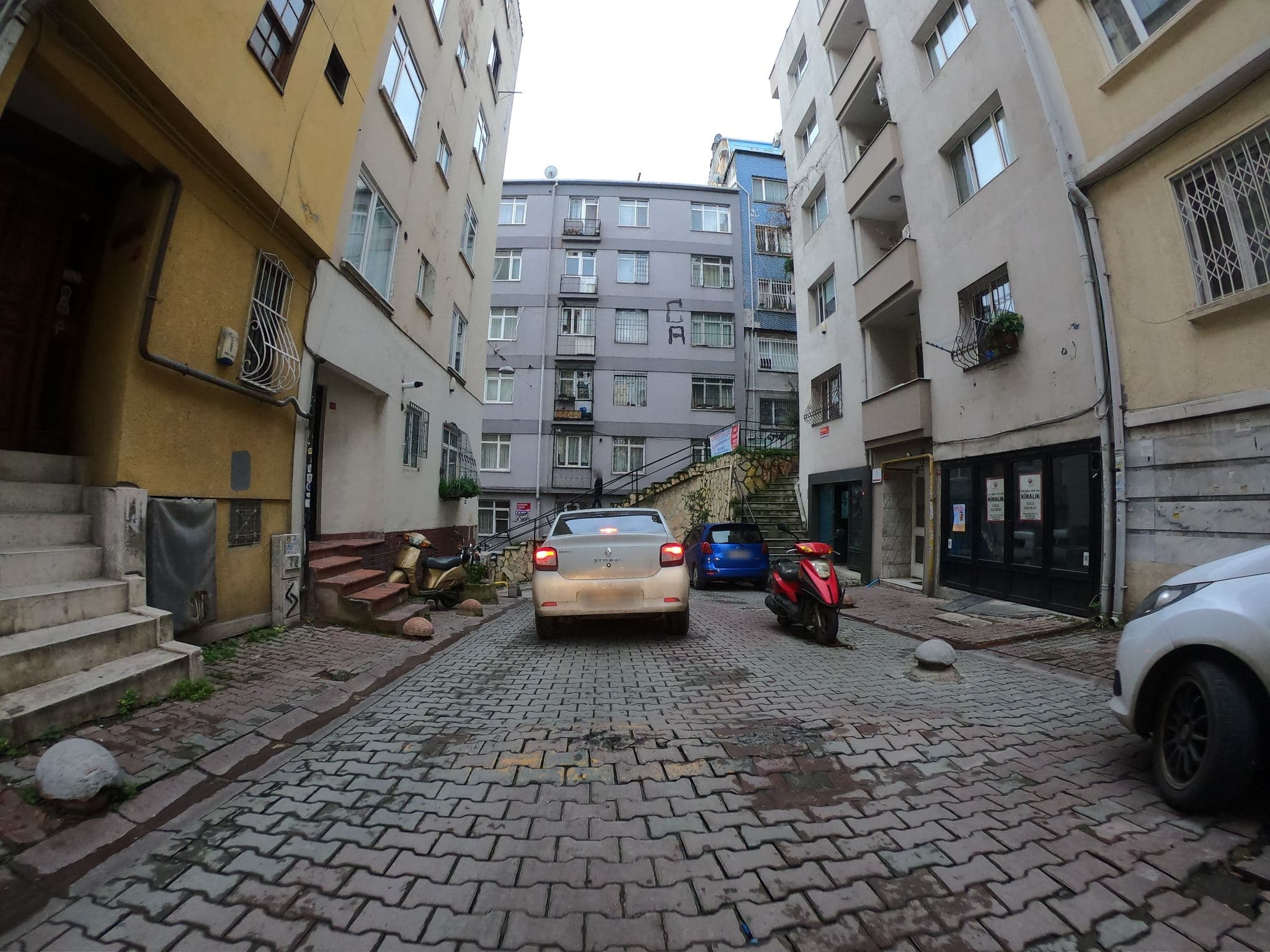Street view near Cihangir by Aydın Suite Hotel Istanbul | Отели Стамбула | فندق في إسطنبول, Eminönü — © chrisbeddow (CC BY-SA · Mapillary)