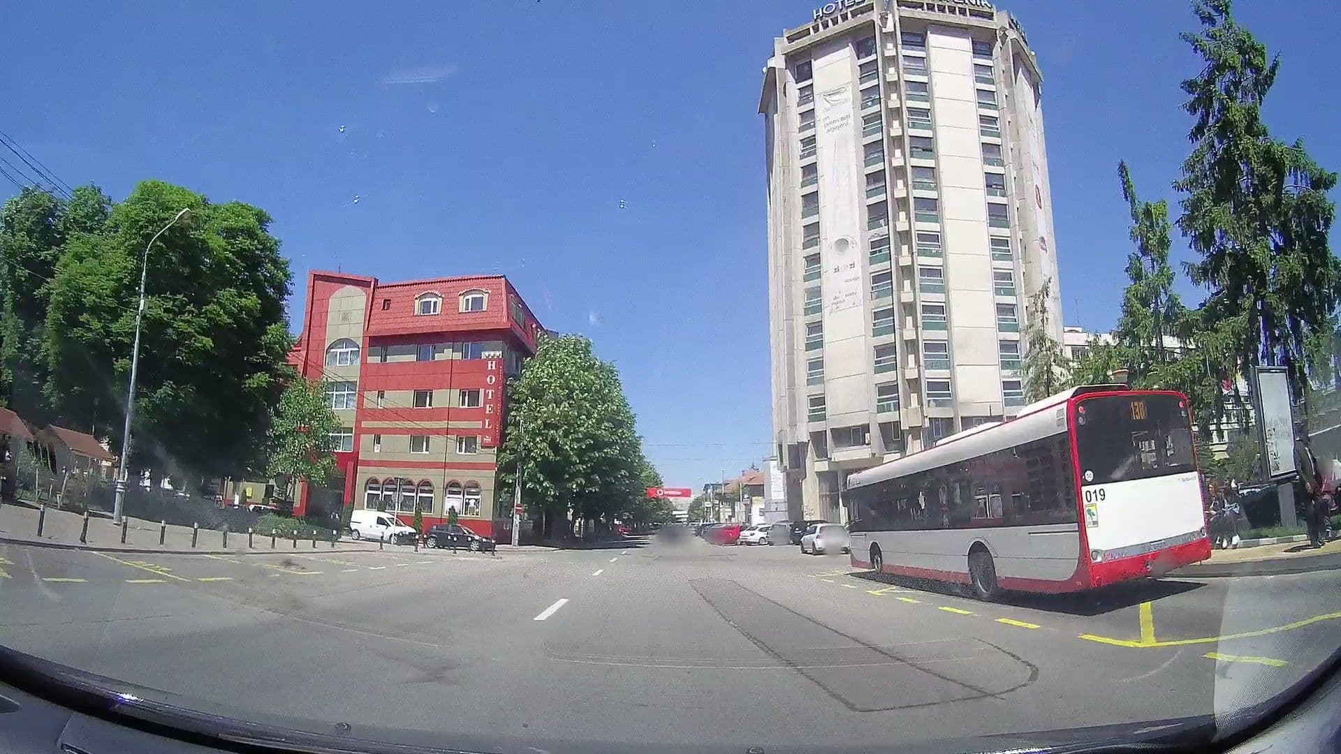 Street view near Hotel Muntenia Istorie, Piteşti — © tavi (CC BY-SA · Mapillary)