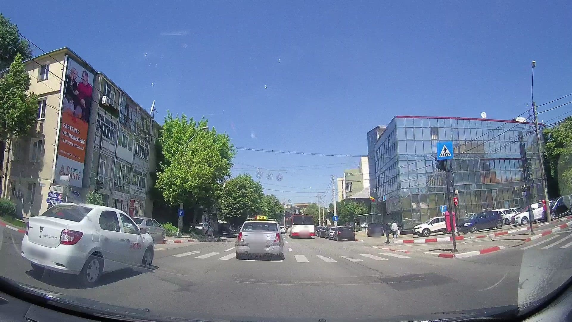 Street view near Hotel Regat, Piteşti — © tavi (CC BY-SA · Mapillary)