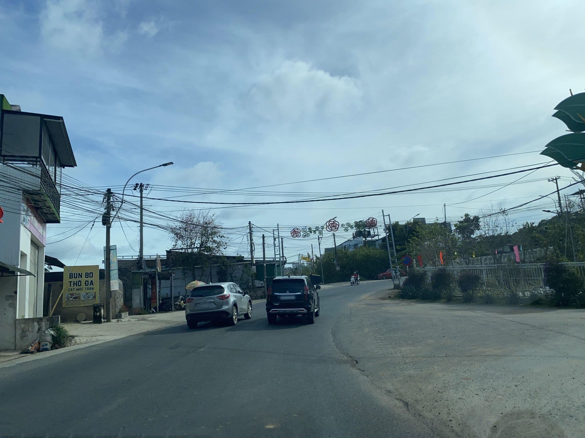 Street view near Homestay Cafe Cây, lá và gió, Ðà Lạt — © DriveWithHoang (CC BY-SA · Mapillary)