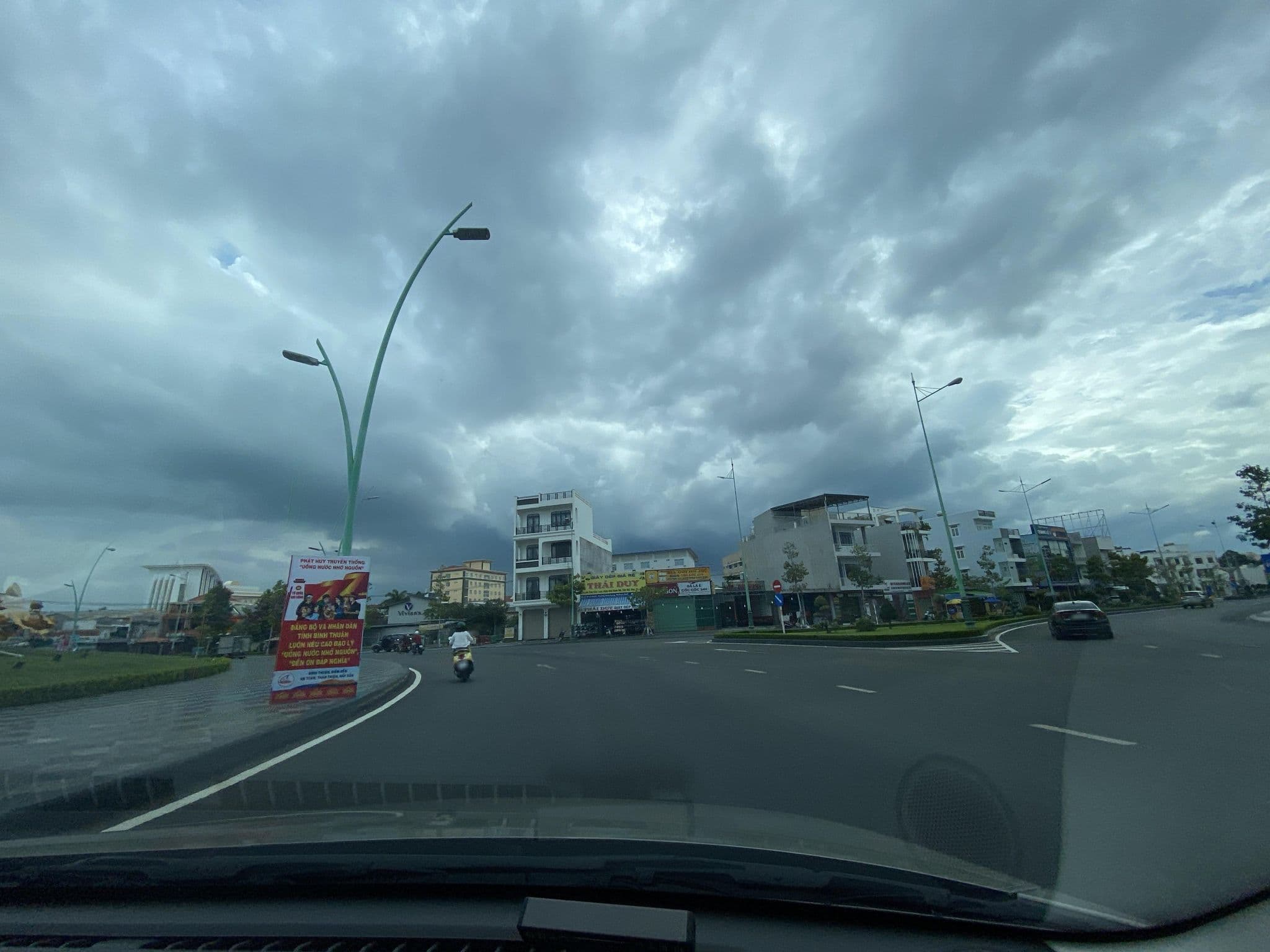 Street view near Biệt thự Novaworld Phan Thiết, Phan Thiết — © DriveWithHoang (CC BY-SA · Mapillary)