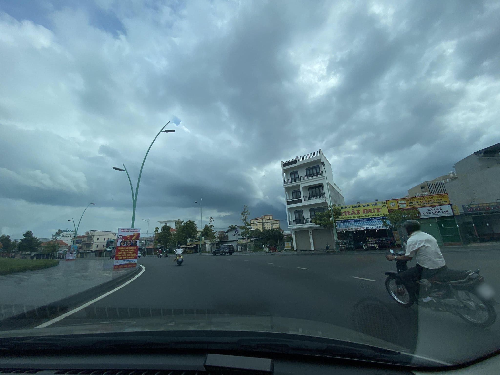Street view near Villa Âu Mỹ tại Novaworld Phan Thiết, Phan Thiết — © DriveWithHoang (CC BY-SA · Mapillary)
