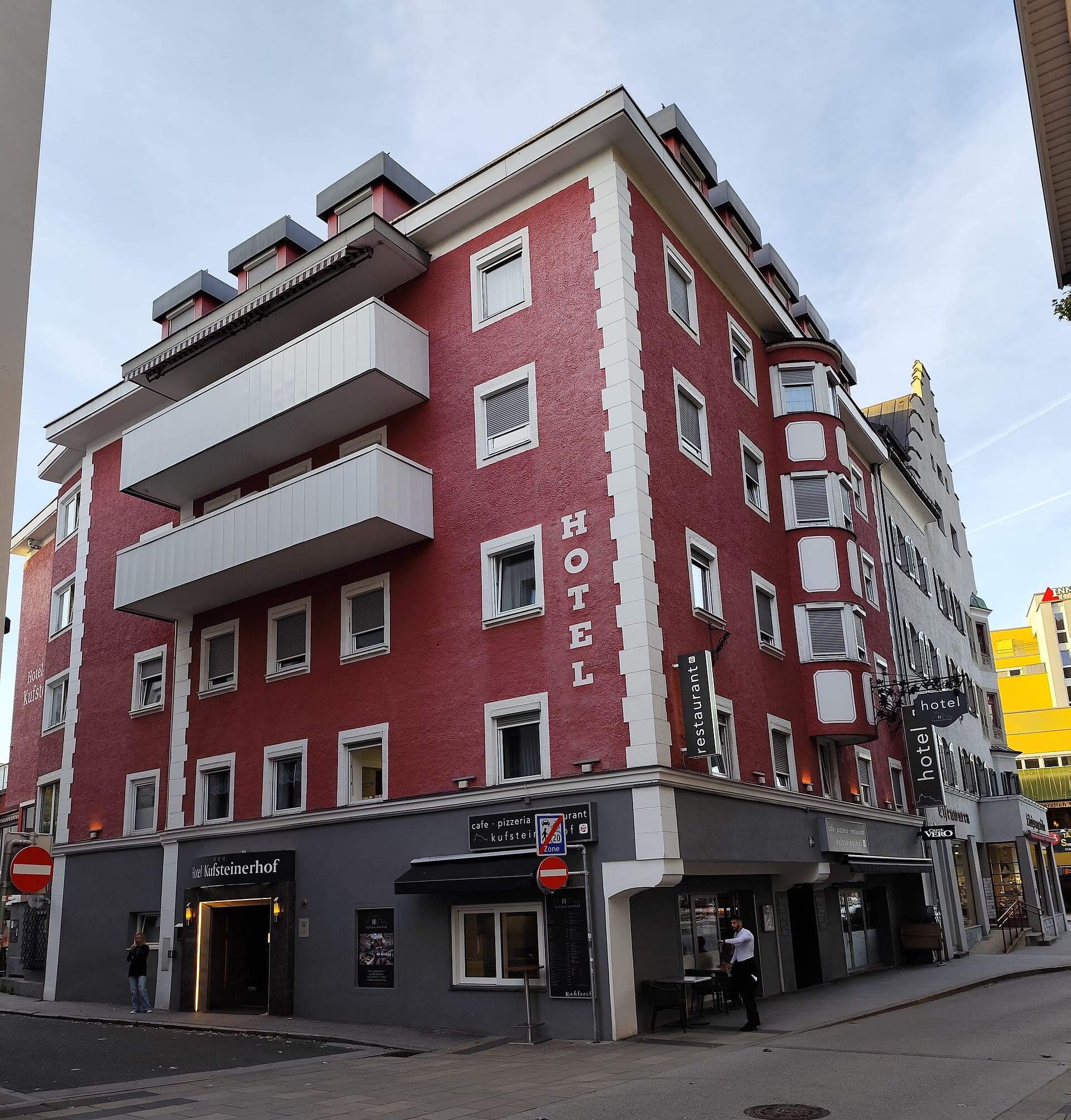 Hotel Kufsteinerhof (via Wikimedia Commons, CC BY 4.0)