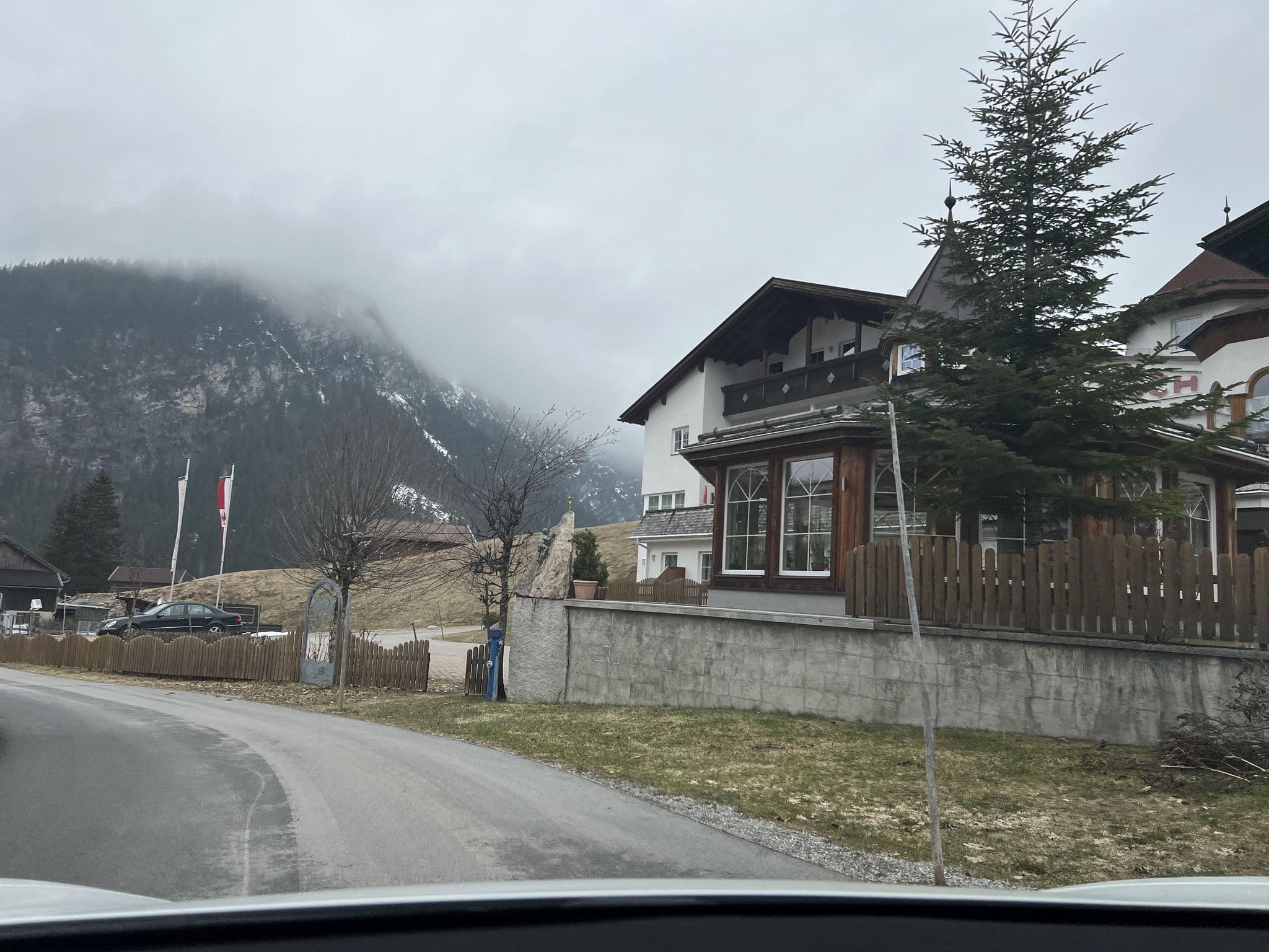 Street view near Berghotel Almrausch, Weissenbach am Lech — © ottor (CC BY-SA · Mapillary)