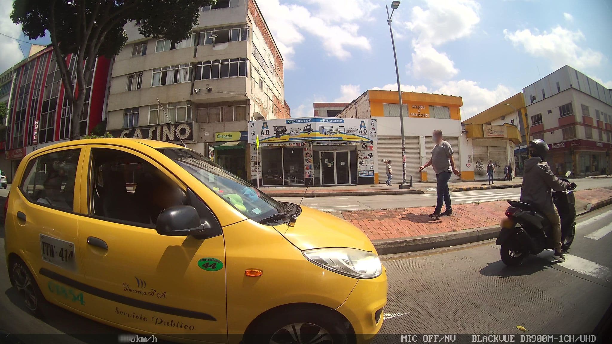 Street view near Hotel Almirante, Bucaramanga — © kaart_2 (CC BY-SA · Mapillary)