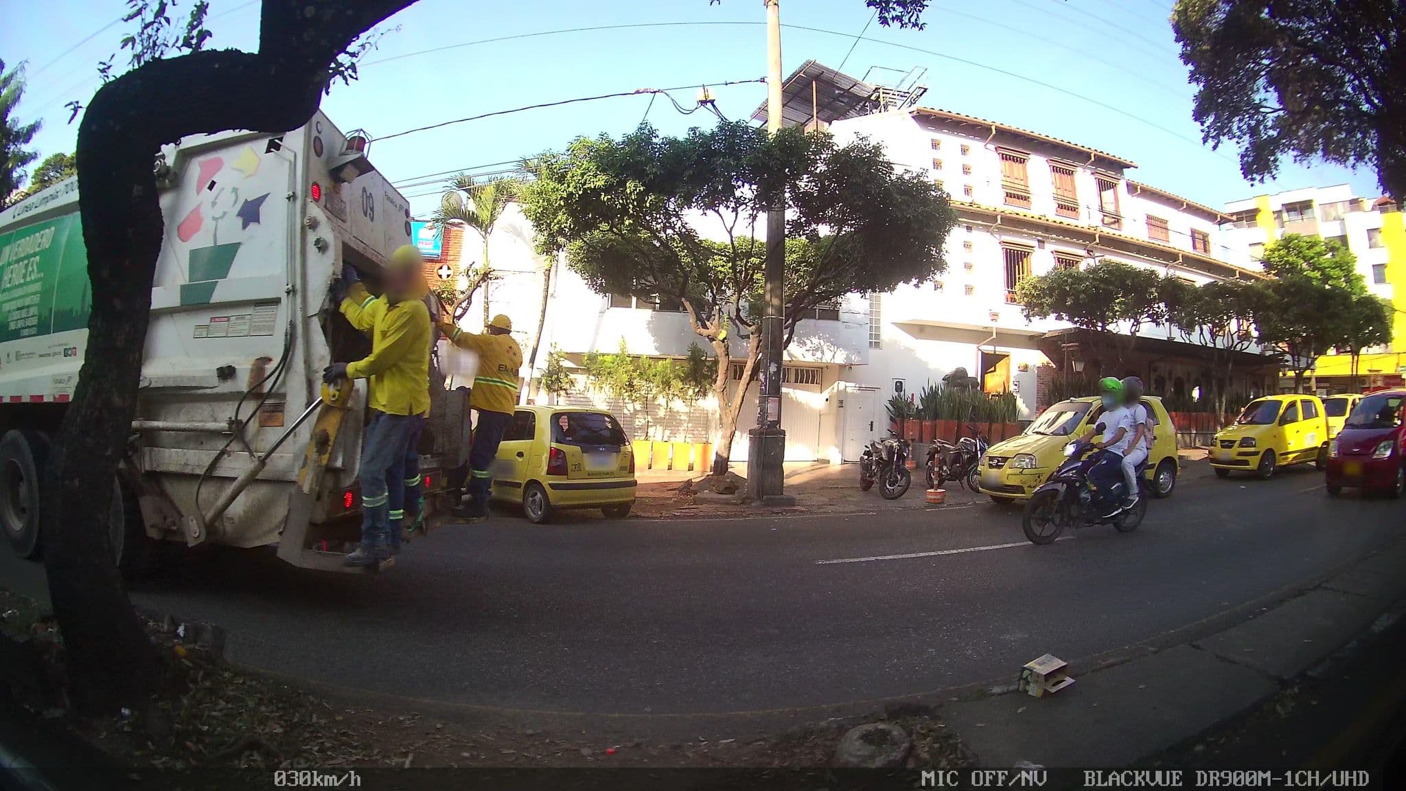Street view near Hotel Prado 34 West, Bucaramanga — © kaart_2 (CC BY-SA · Mapillary)