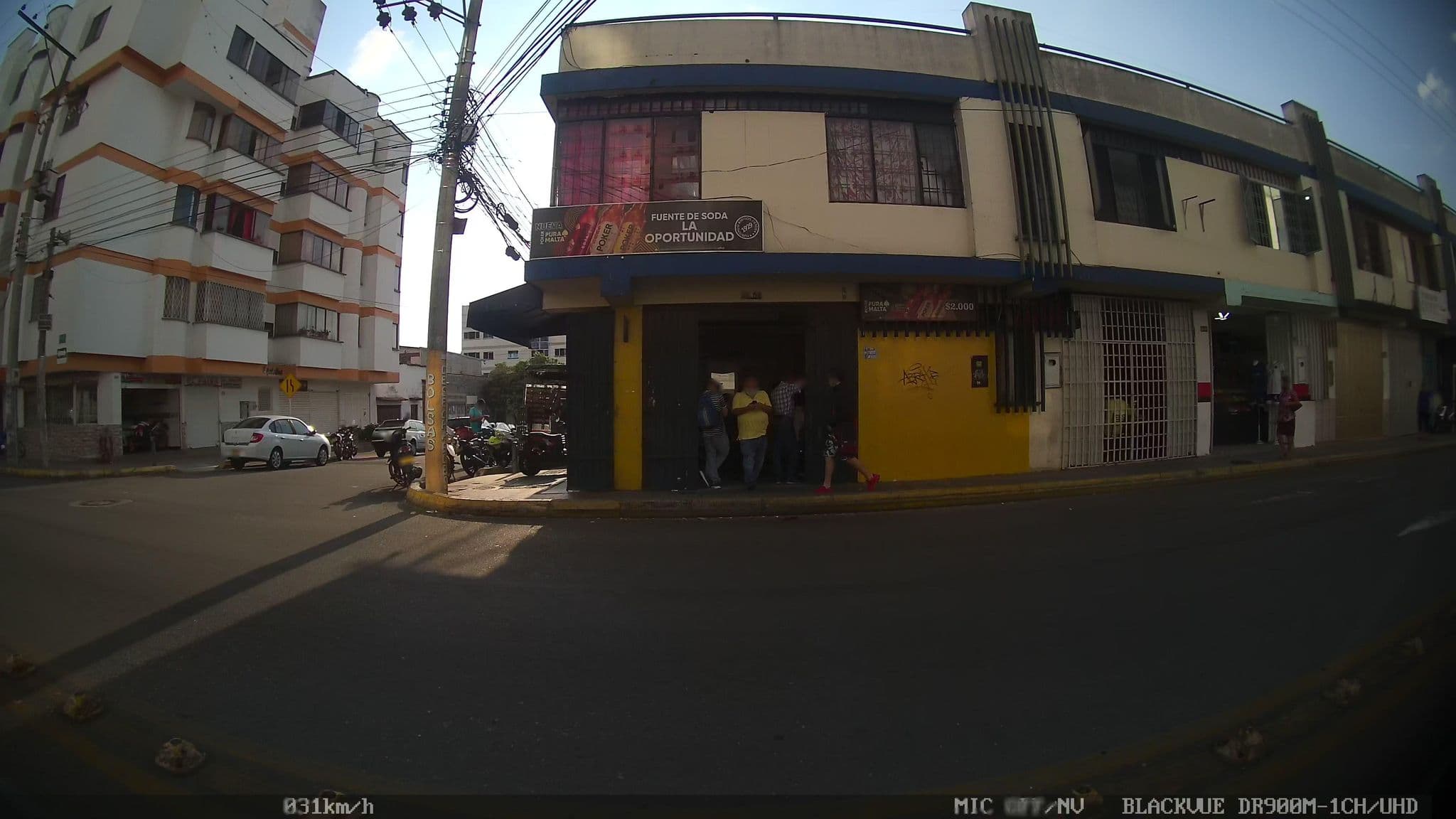 Street view near Hotel Perla Dorada, Bucaramanga — © kaart_2 (CC BY-SA · Mapillary)