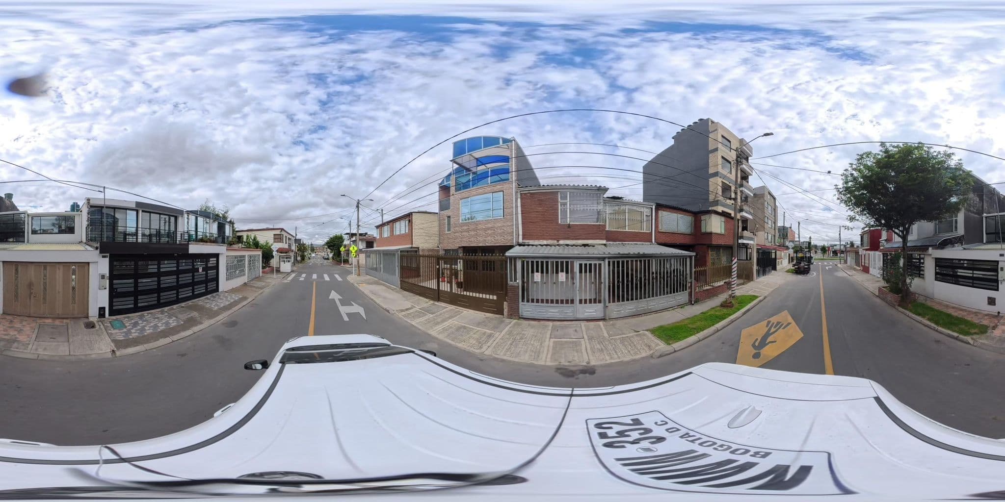 Street view near Hotel-alojamiento The Hive Suite, Kennedy — © cgalindop (CC BY-SA · Mapillary)