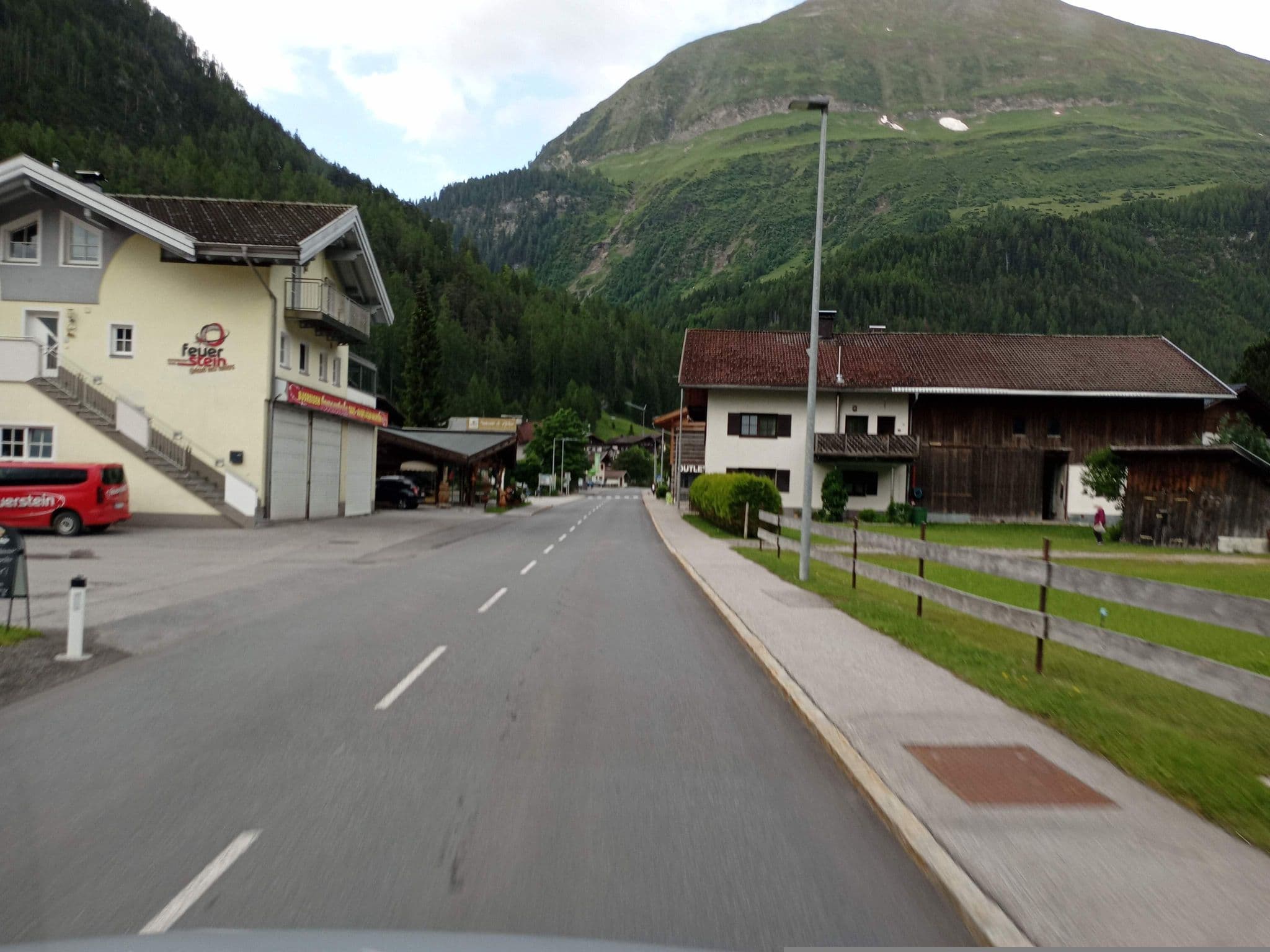 Street view near Landhaus Moosbrugger, Frühstückspension in Steeg im Lechtal, Pettneu — © atze02 (CC BY-SA · Mapillary)