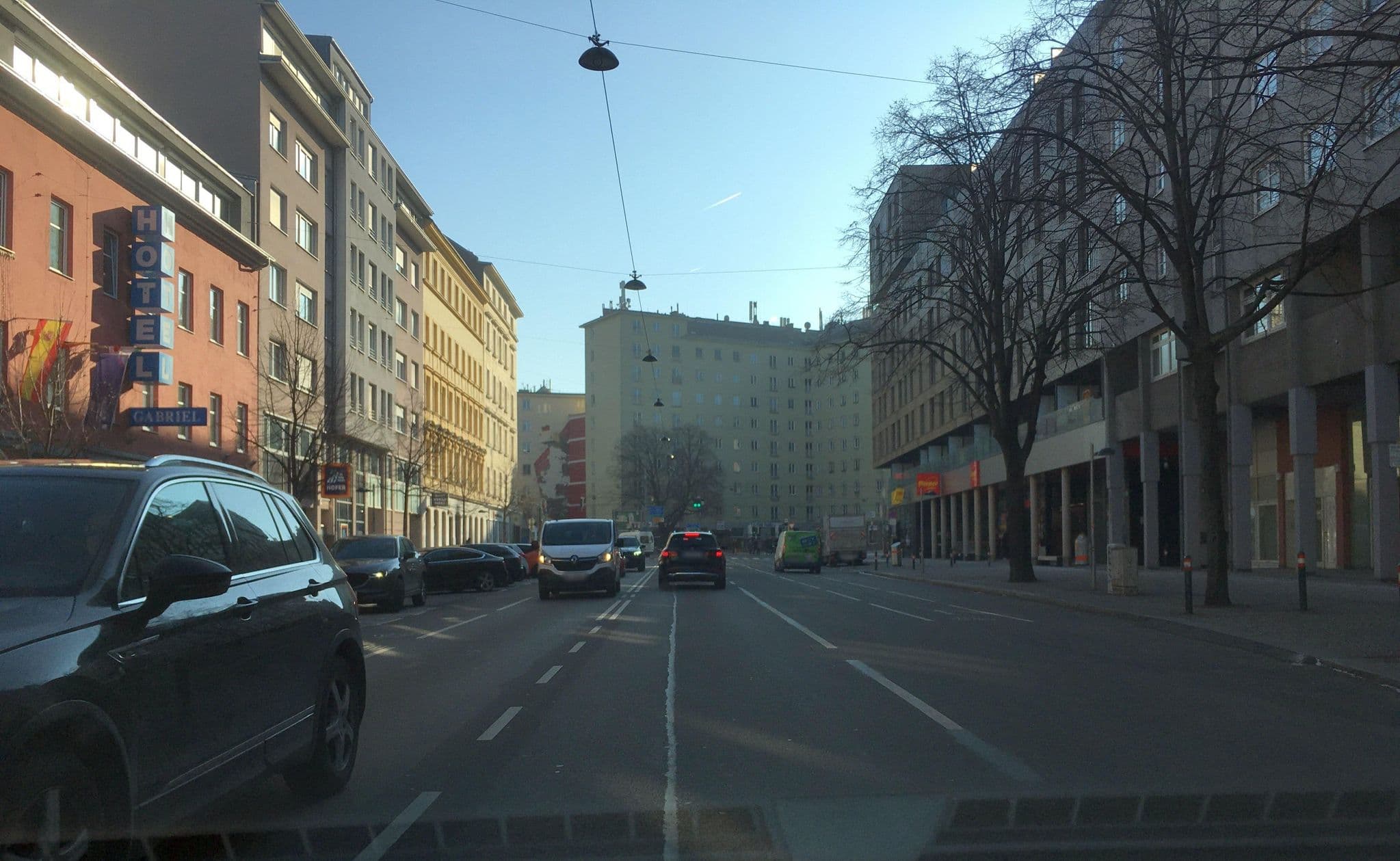Street view near Garten- und Kunsthotel Gabriel, mit 80 Klimt Bildern der Künstlerin Shir Catz, Landstraße — © istefanos (CC BY-SA · Mapillary)