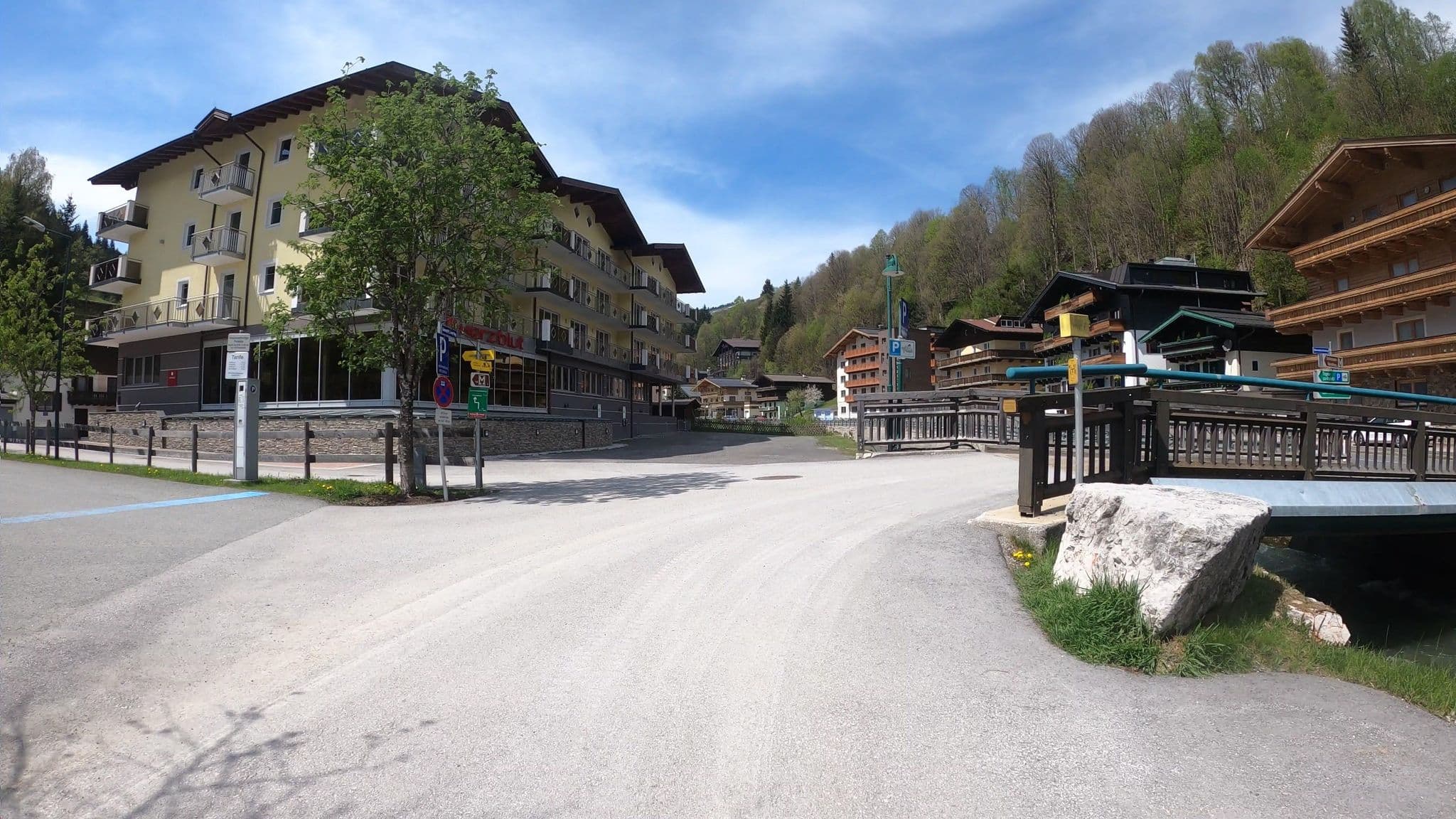 Street view near Hotel Leni-Marie, Saalbach — © osmplus_org (CC BY-SA · Mapillary)