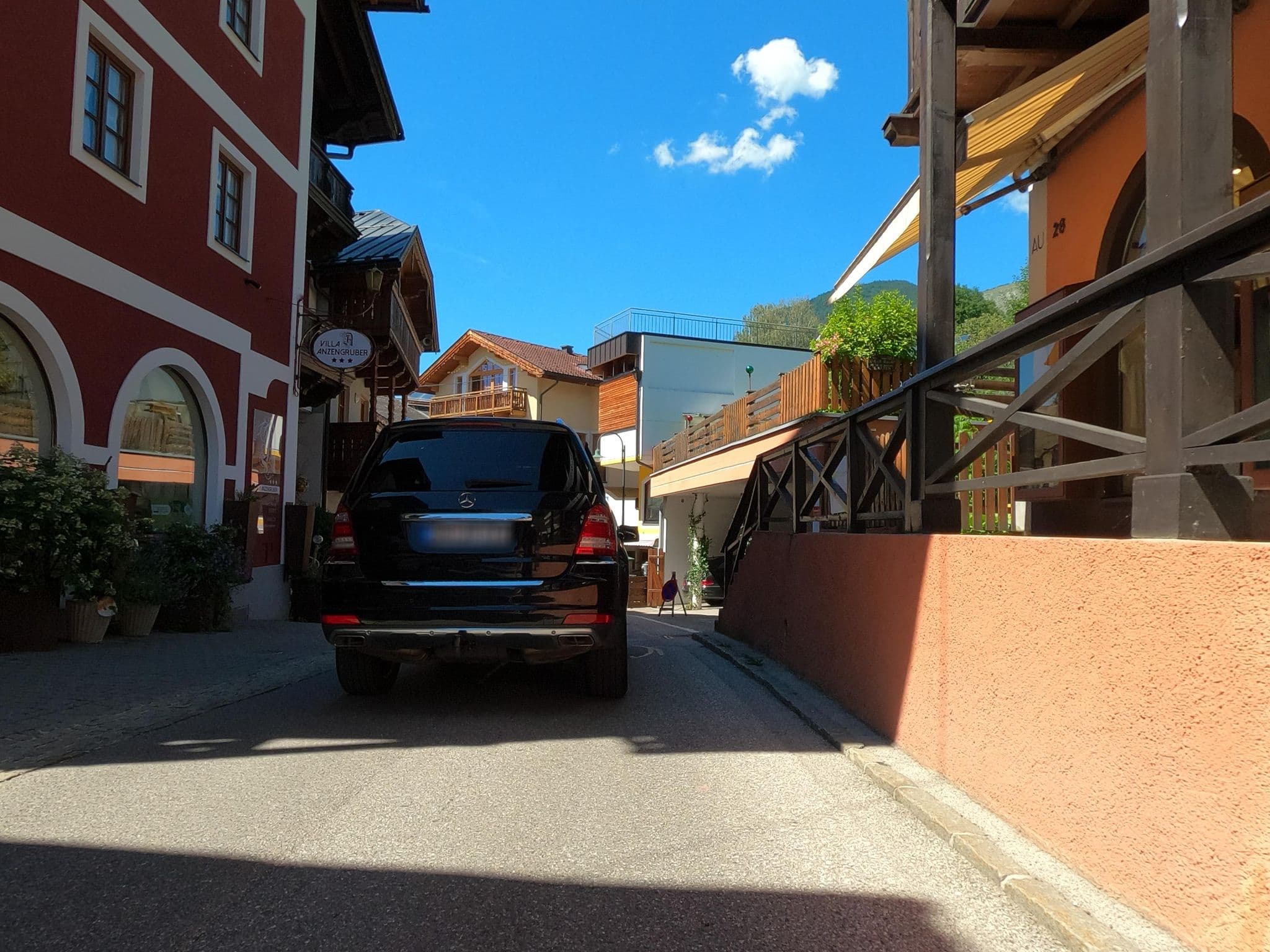 Street view near Villa Anzengruber, Sankt Wolfgang im Salzkammergut — © Langfahrer (CC BY-SA · Mapillary)