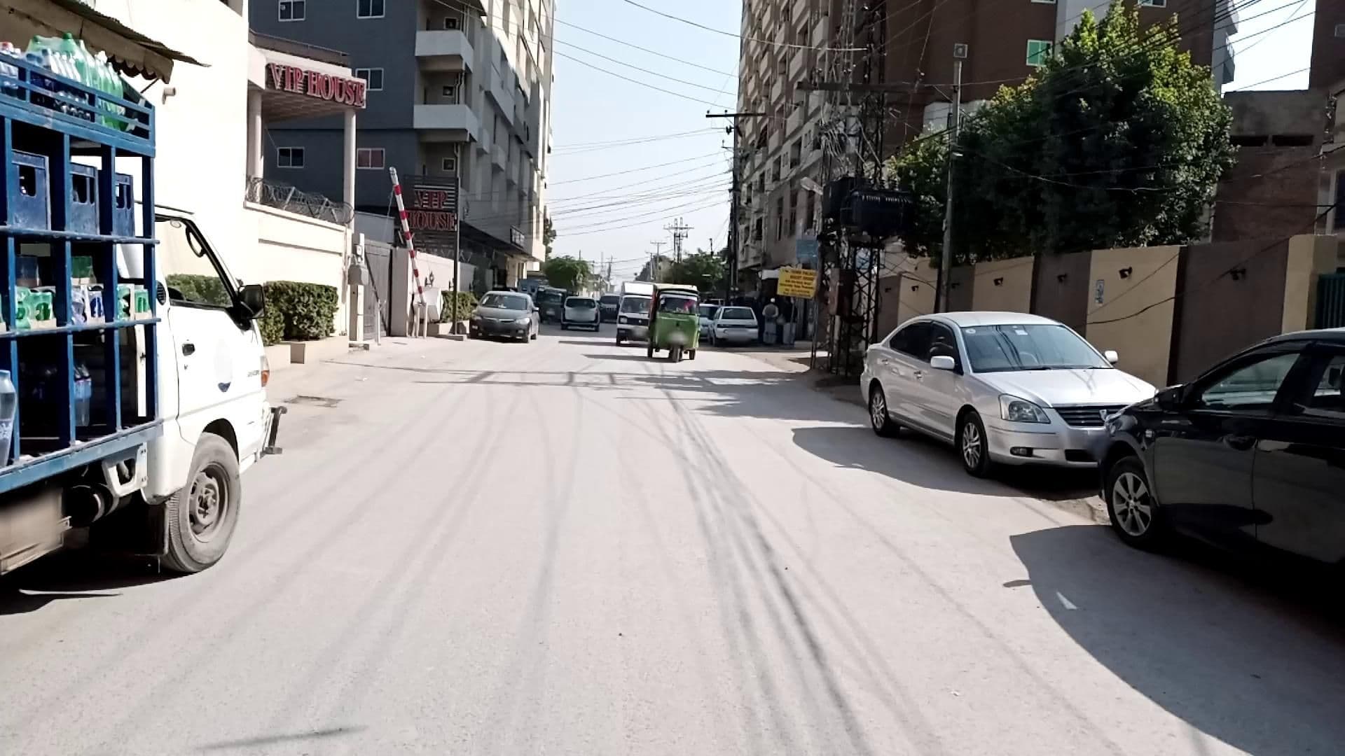 Street view near Town Palace, Peshawar — © RobinGoix (CC BY-SA · Mapillary)