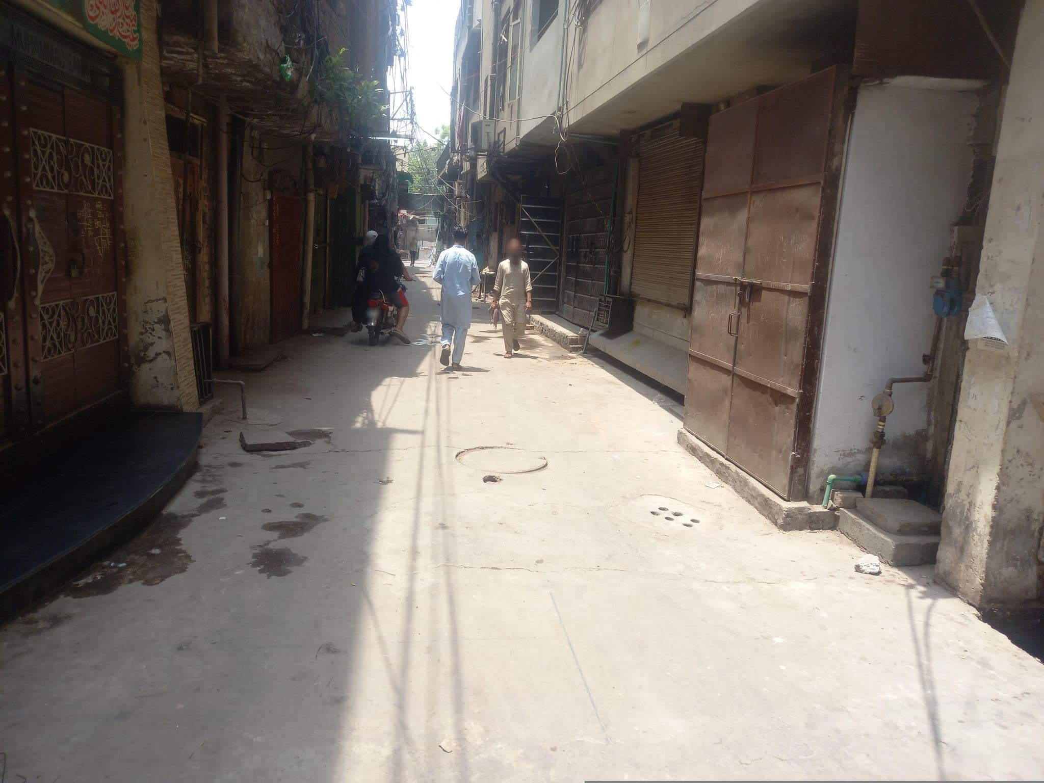 Street view near Gold Pine Hotel Mall Road, Lahore — © hamzajutt (CC BY-SA · Mapillary)