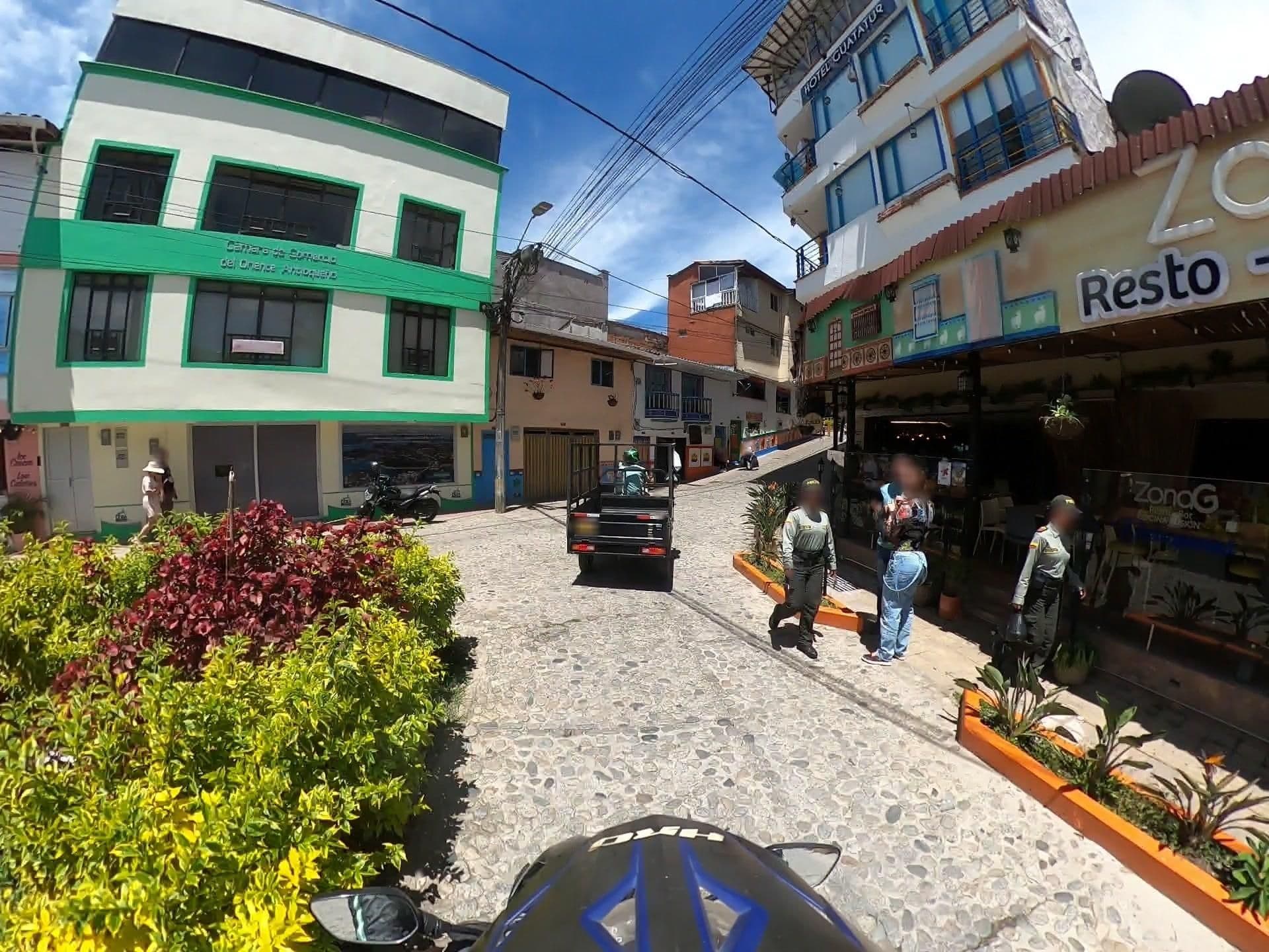 Street view near Hospedaje Cristal del Lago, Guatapé — © 360recorrido (CC BY-SA · Mapillary)