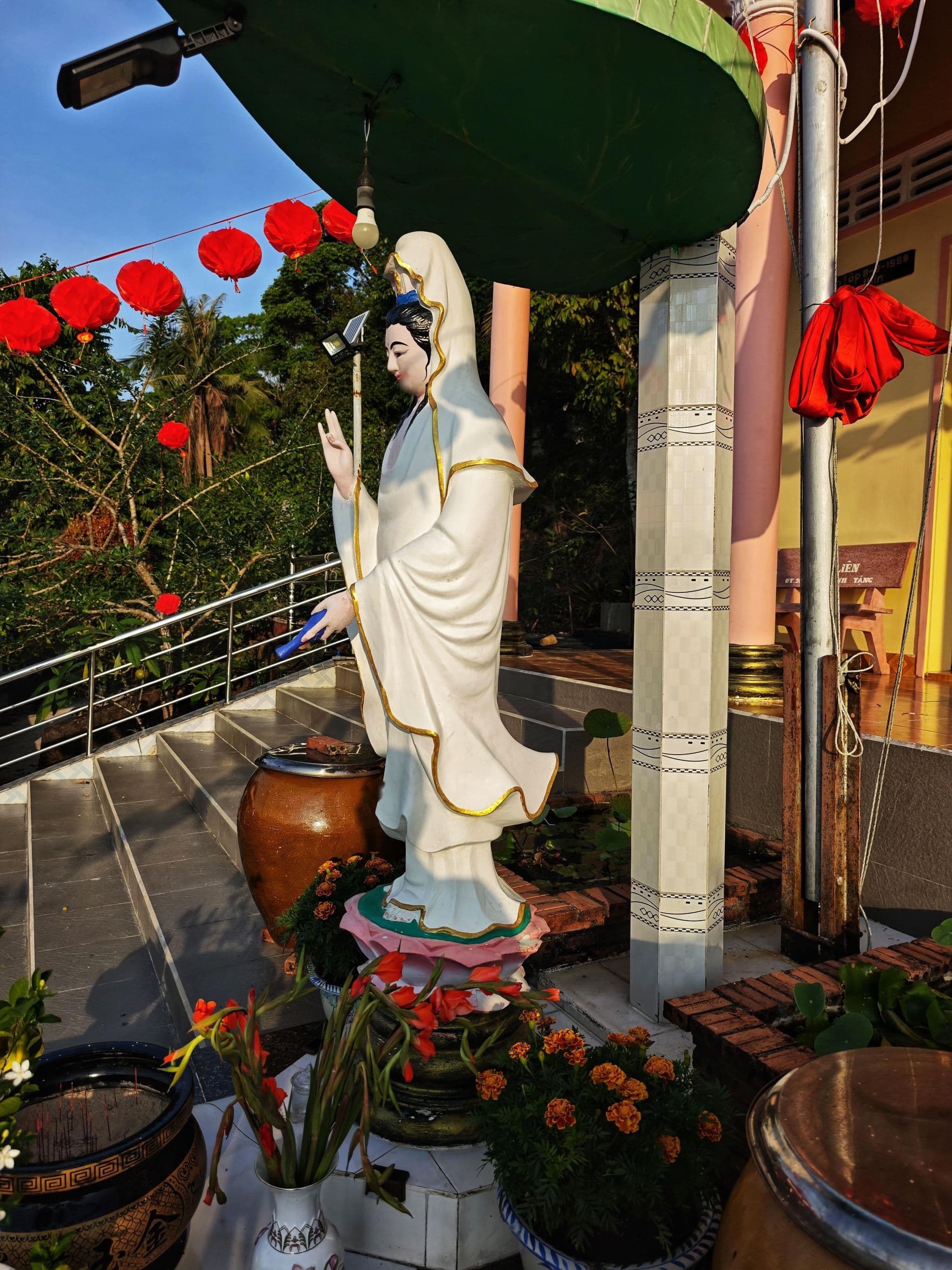Street view near Kim's House Homestay, Dương Đông — © km2bp (CC BY-SA · Mapillary)
